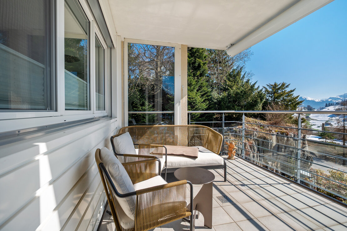 Balkon mit Sitzgruppe und Bergblick