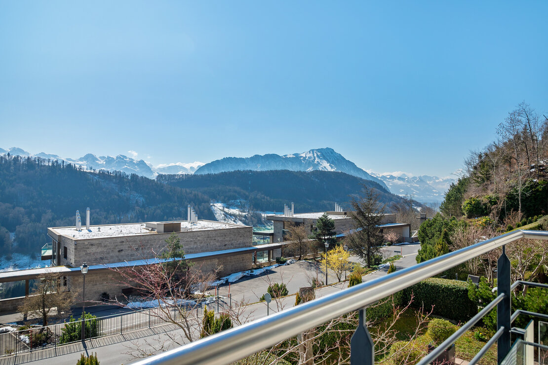 Bergpanorama mit Wohnanlage