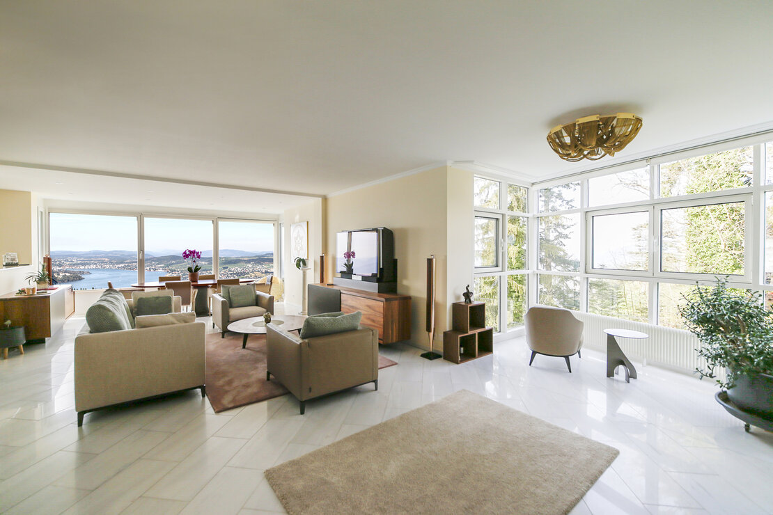 Helles Wohnzimmer mit Panoramablick