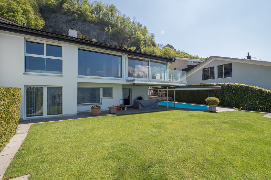 Modernes Einfamilienhaus mit Garten und Pool