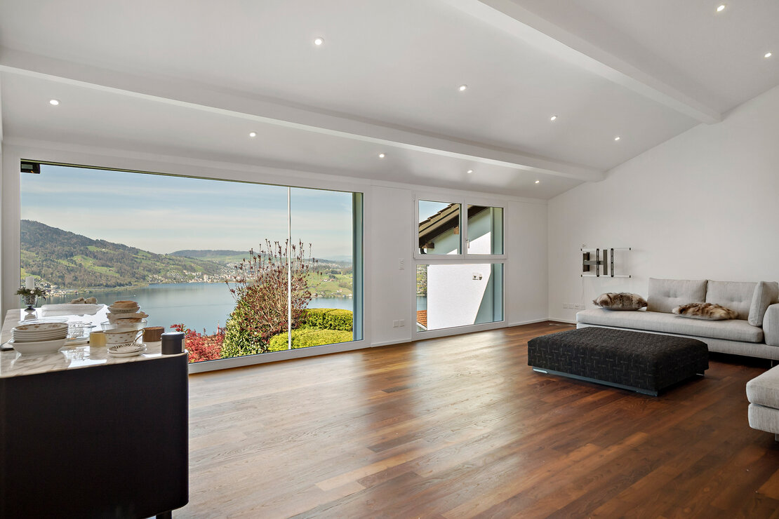 Offener Wohnraum mit Seeblick