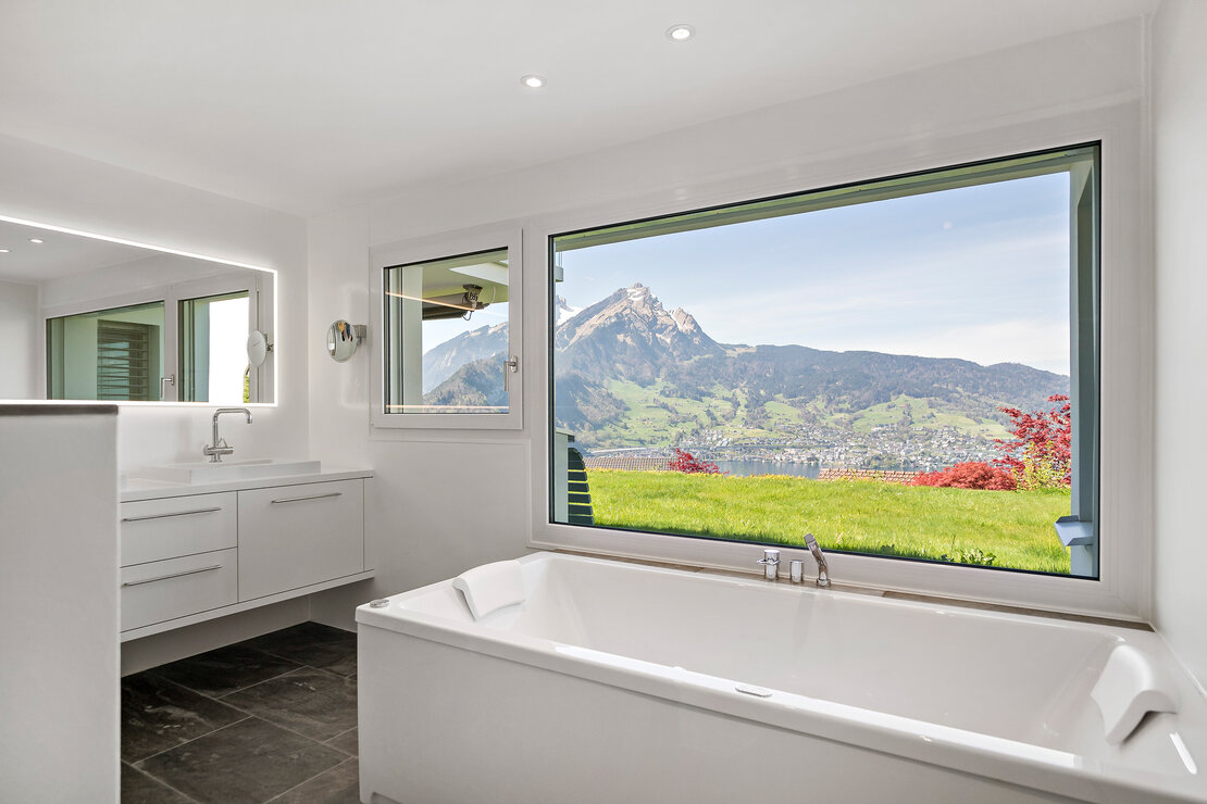 Modernes Badezimmer mit Bergblick