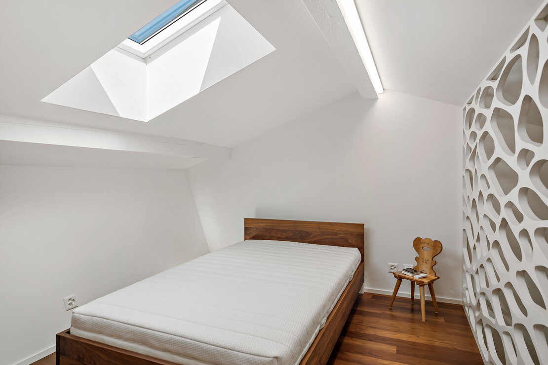 Helles Schlafzimmer mit Dachfenster
