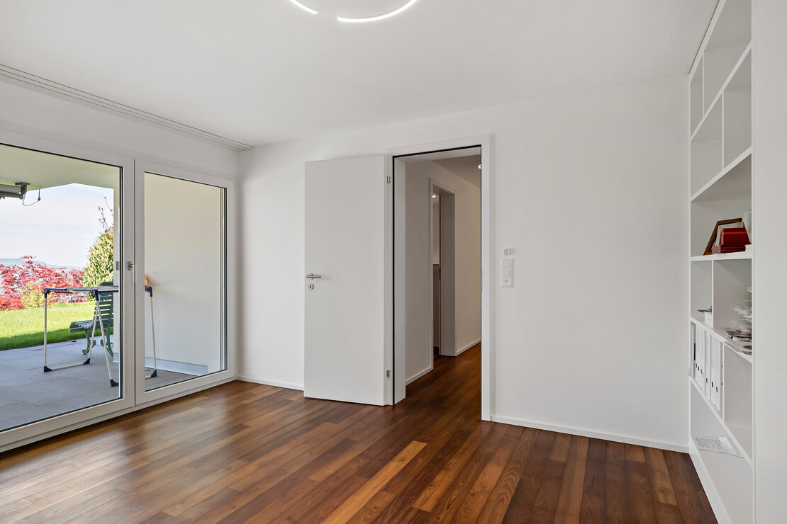 Heller Wohnraum mit Holzfußboden und Terrassentür