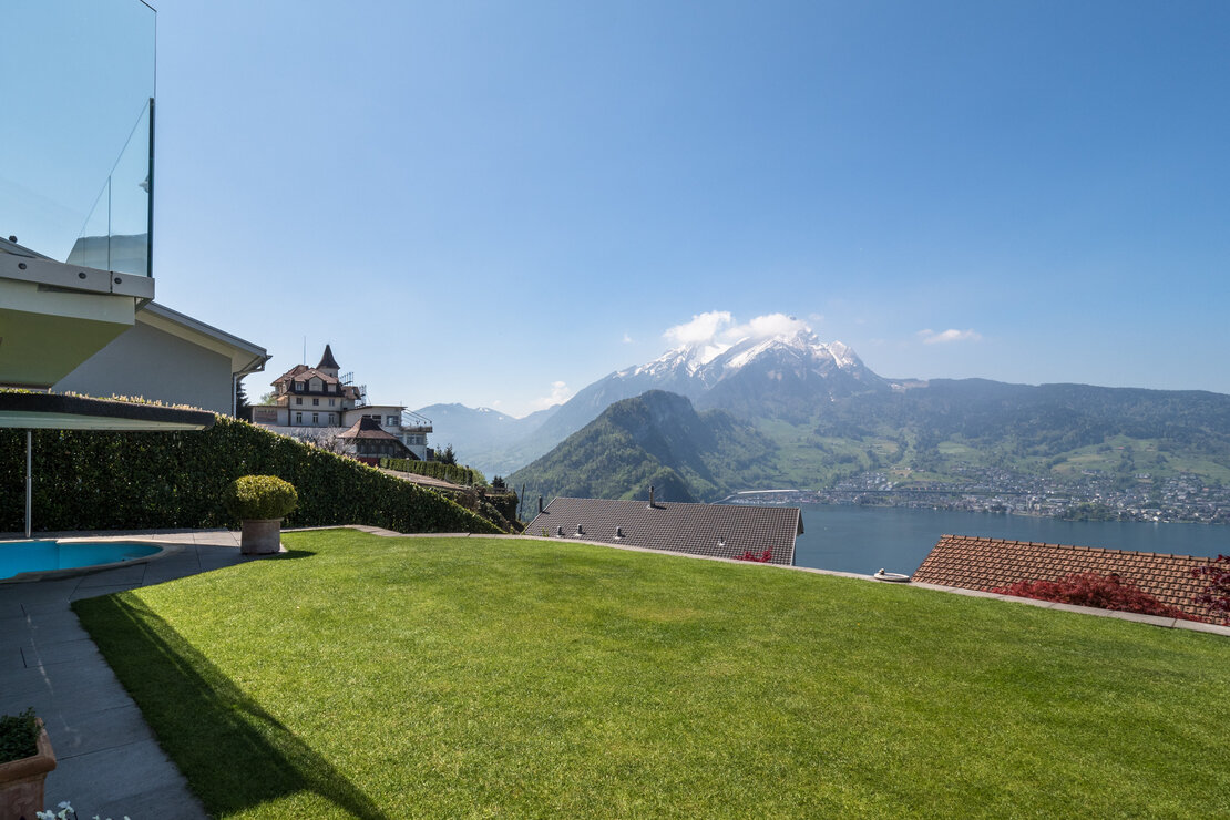 Terrasse mit Panoramablick auf See und Berge