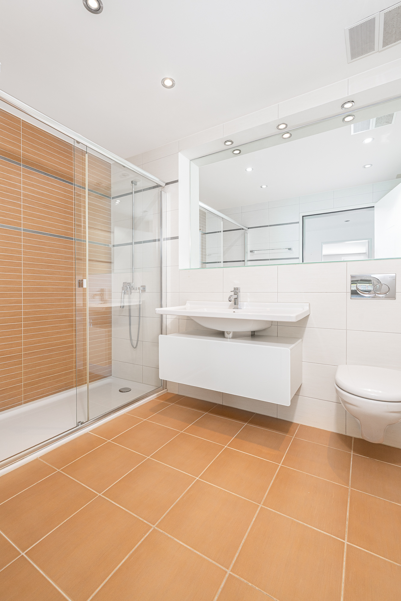 Modernes Badezimmer mit Dusche, Waschtisch und WC