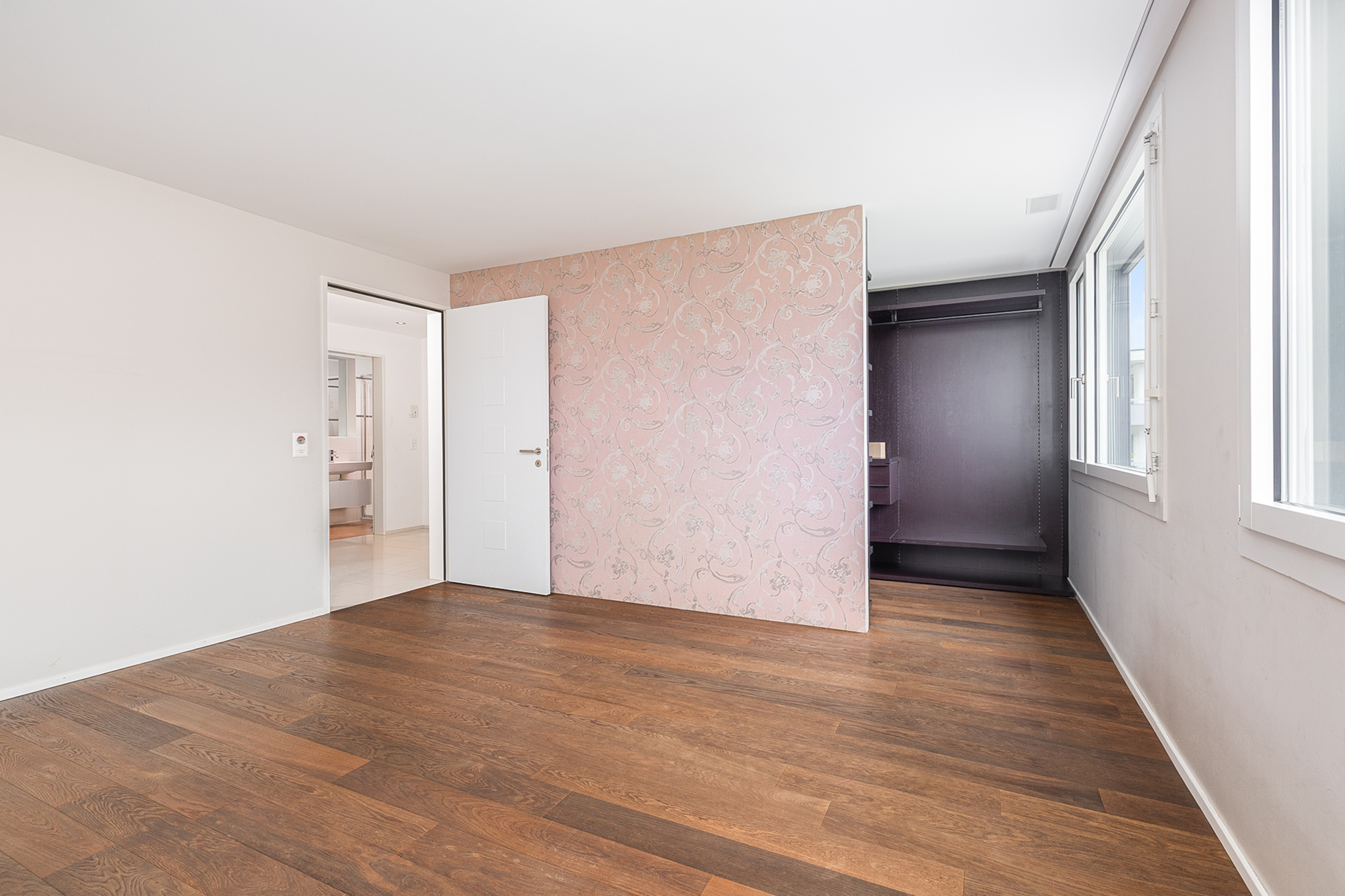 Helles Schlafzimmer mit begehbarem Kleiderschrank
