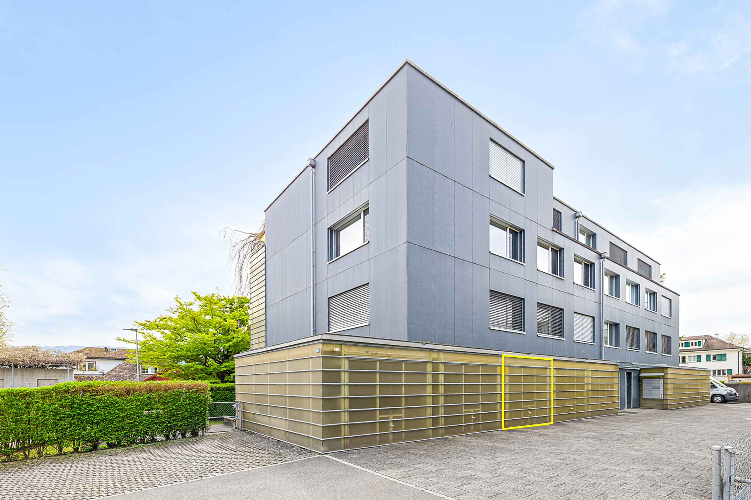 Modernes Mehrfamilienhaus von außen