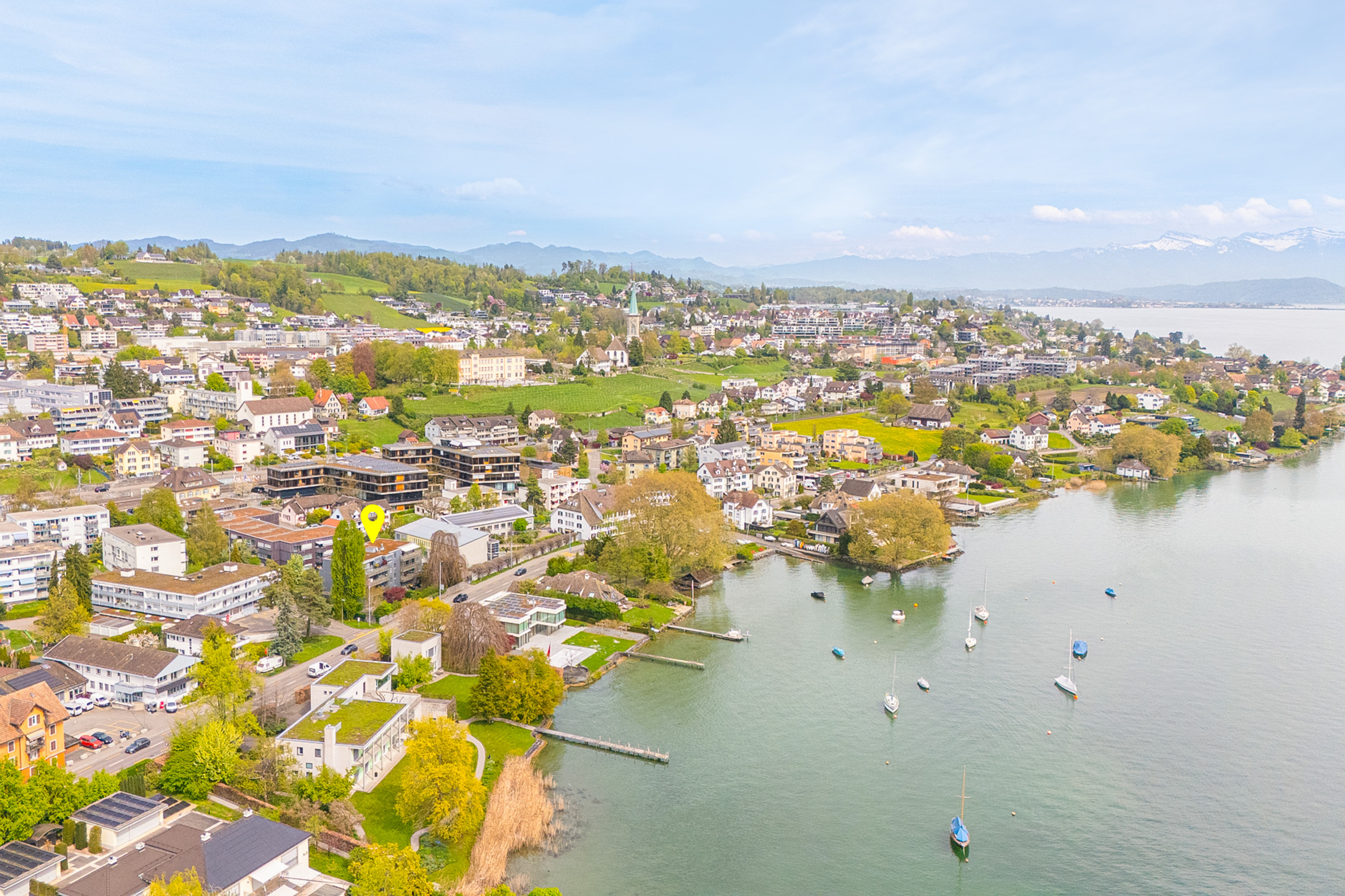 Luftaufnahme einer Seelandschaft mit Stadtbebauung