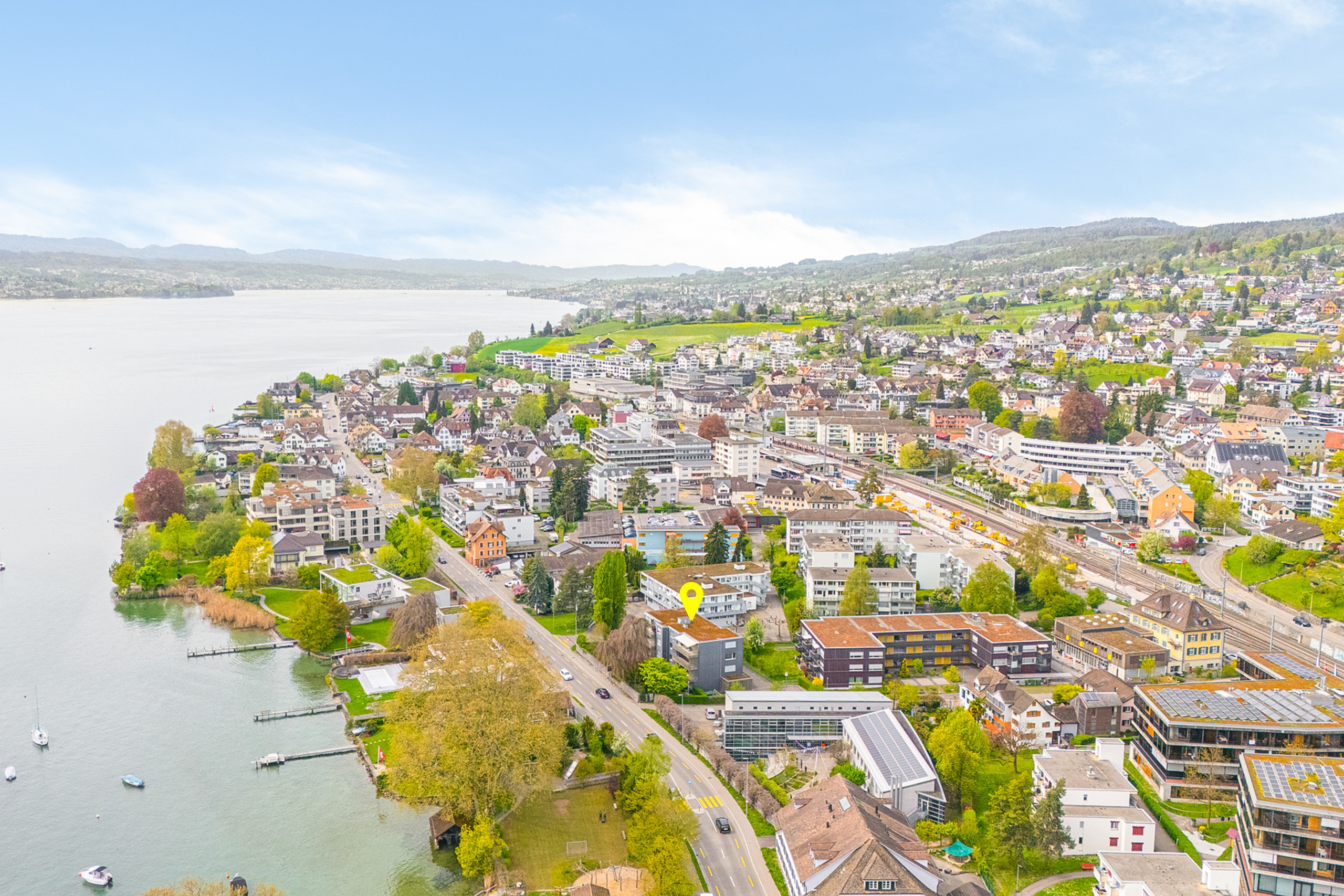 Luftaufnahme einer Seestadt