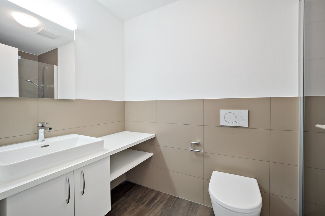 Modernes Badezimmer mit WC und Waschtisch