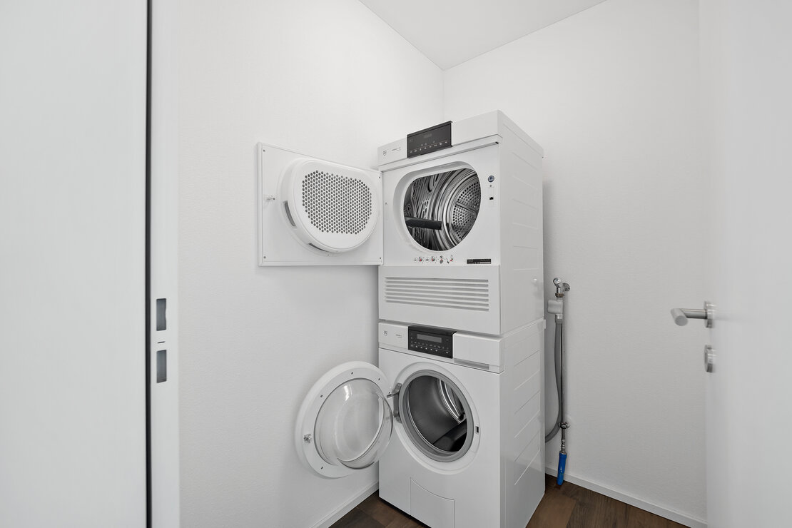 Hauswirtschaftsraum mit Trockner und Waschmaschinenanschlüssen