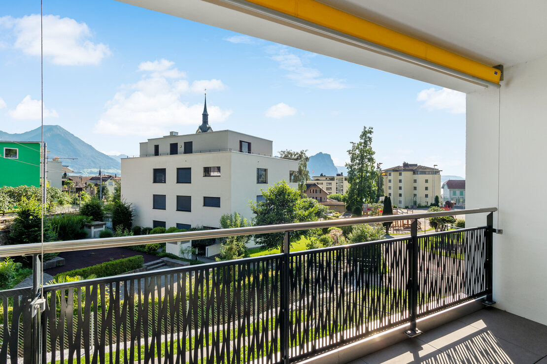 Balkon mit Berg- und Stadtblick