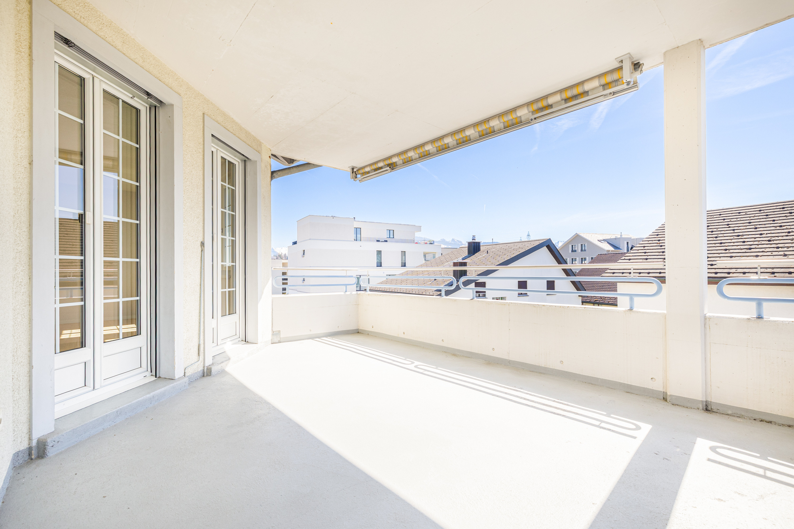 Helle Balkonterrasse mit Markise