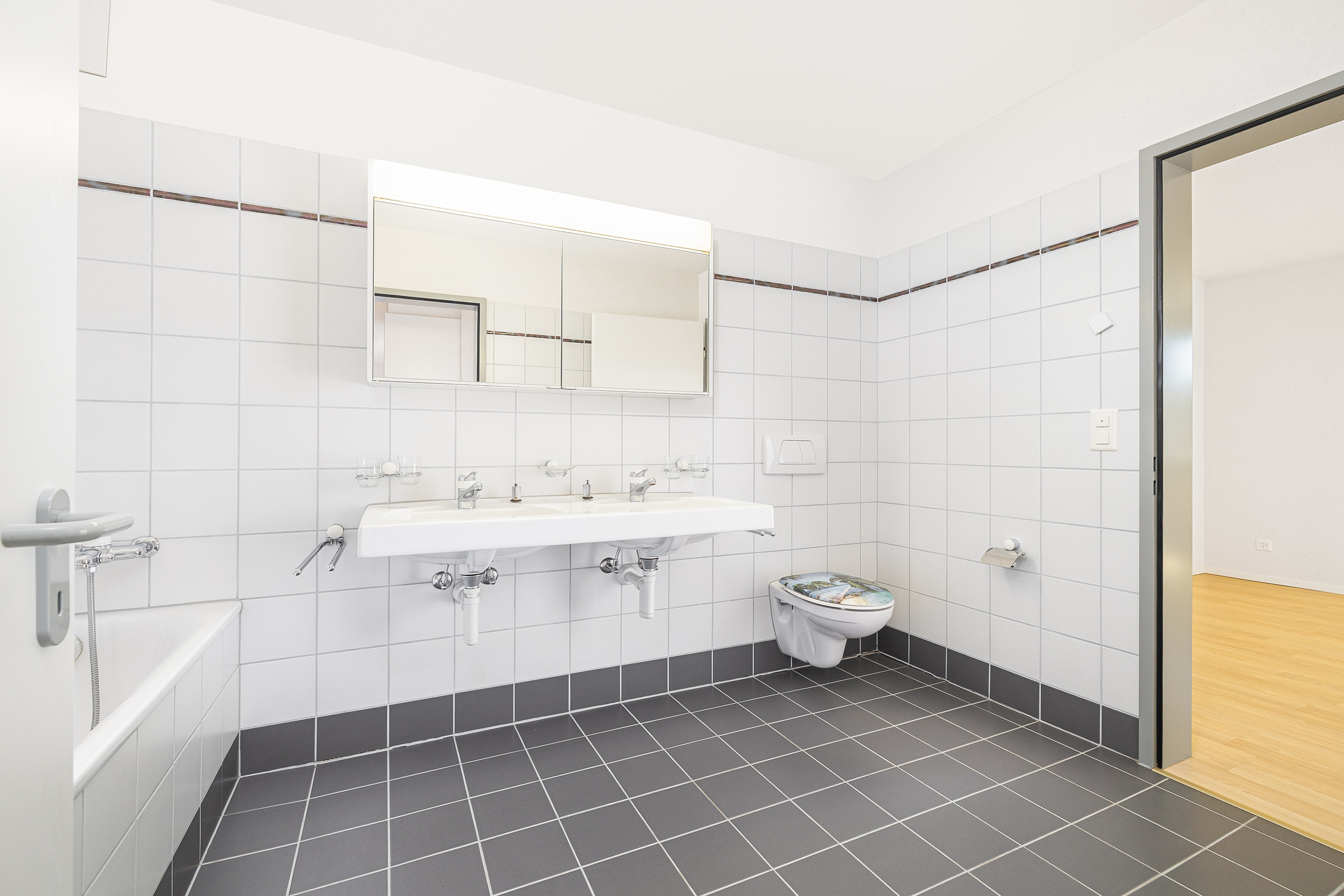Modernes Badezimmer mit WC und Doppelwaschtisch