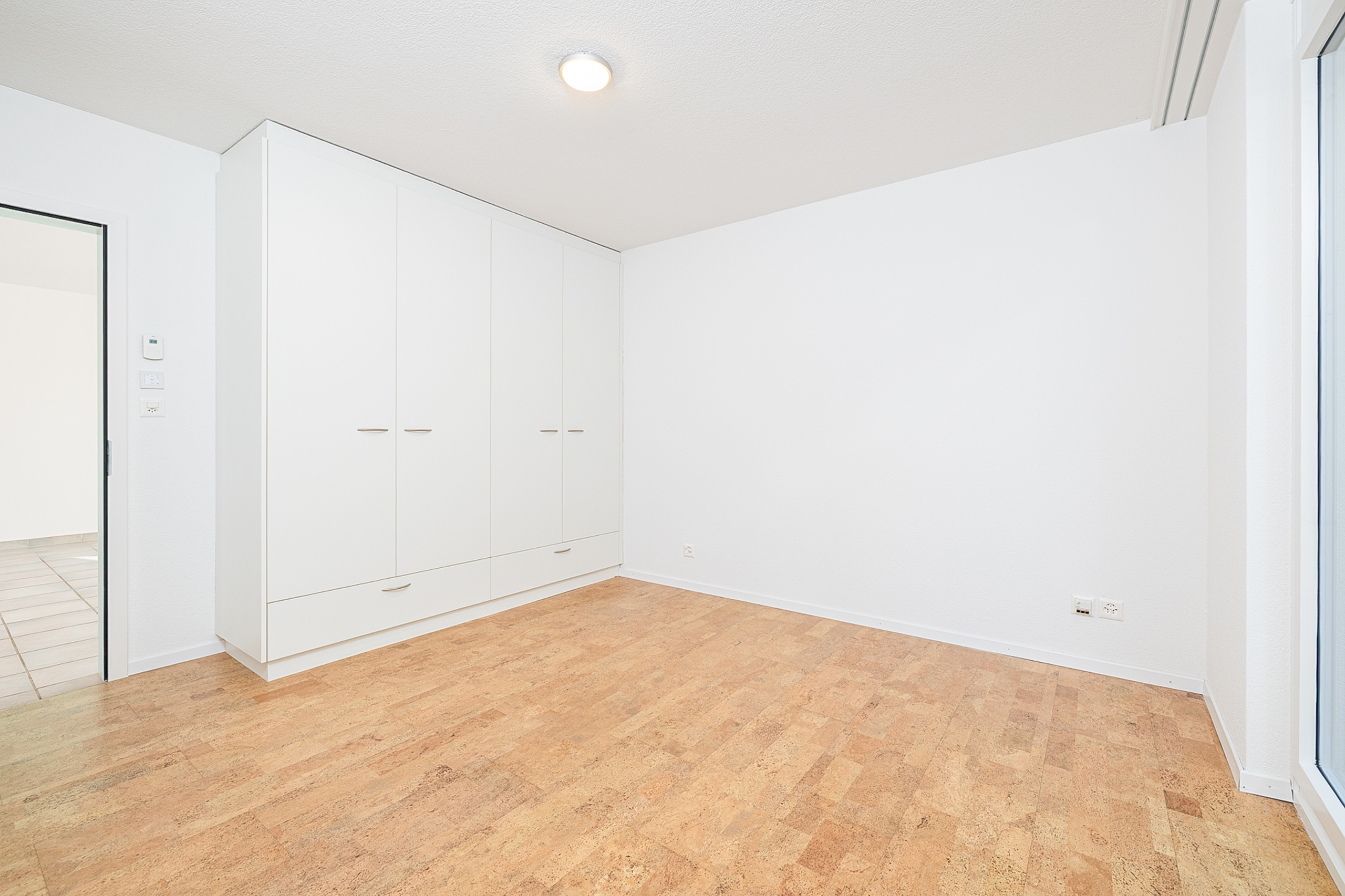 Helles, leeres Schlafzimmer mit Einbauschrank