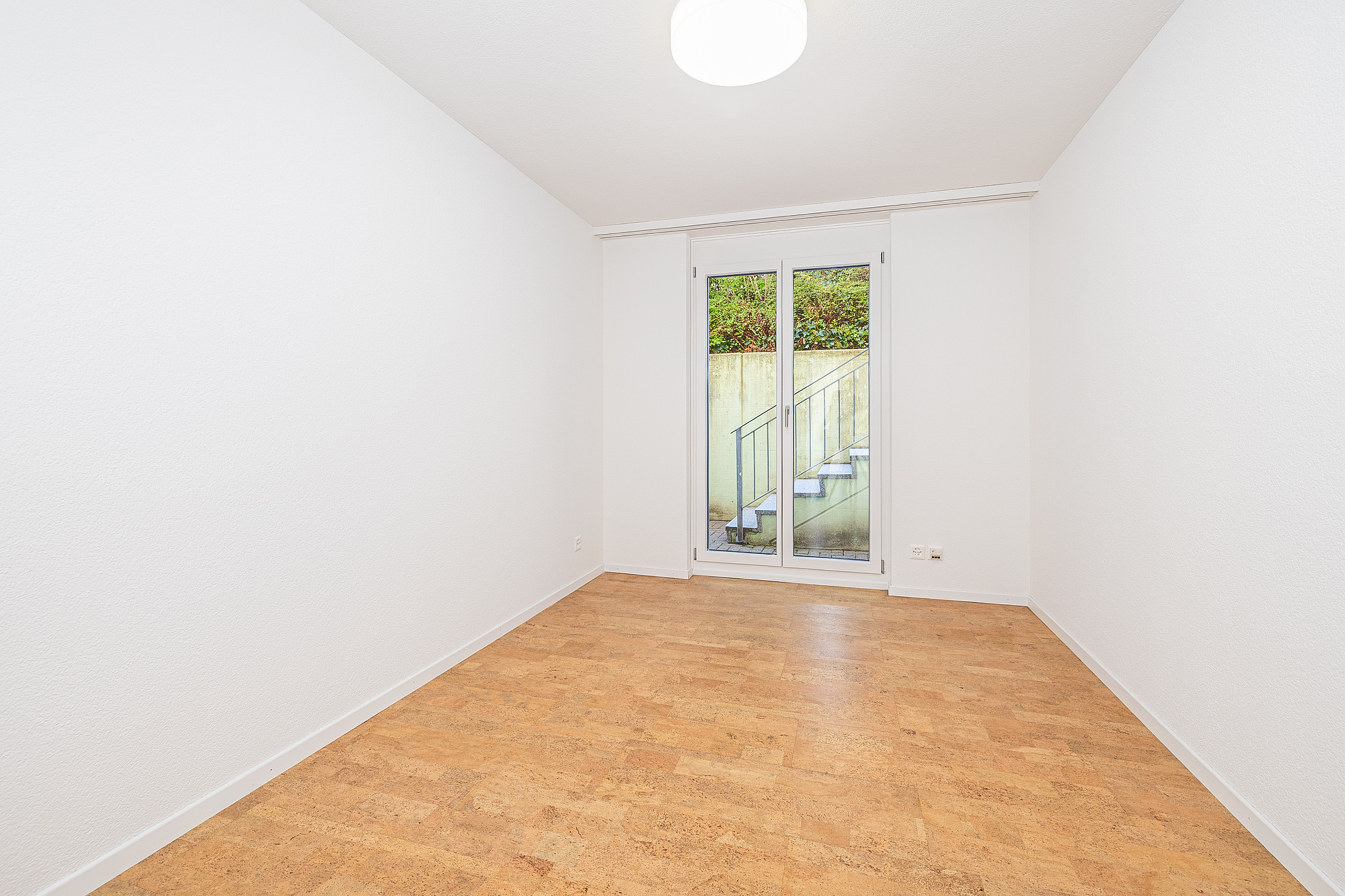Leerer heller Raum mit Fensterfront