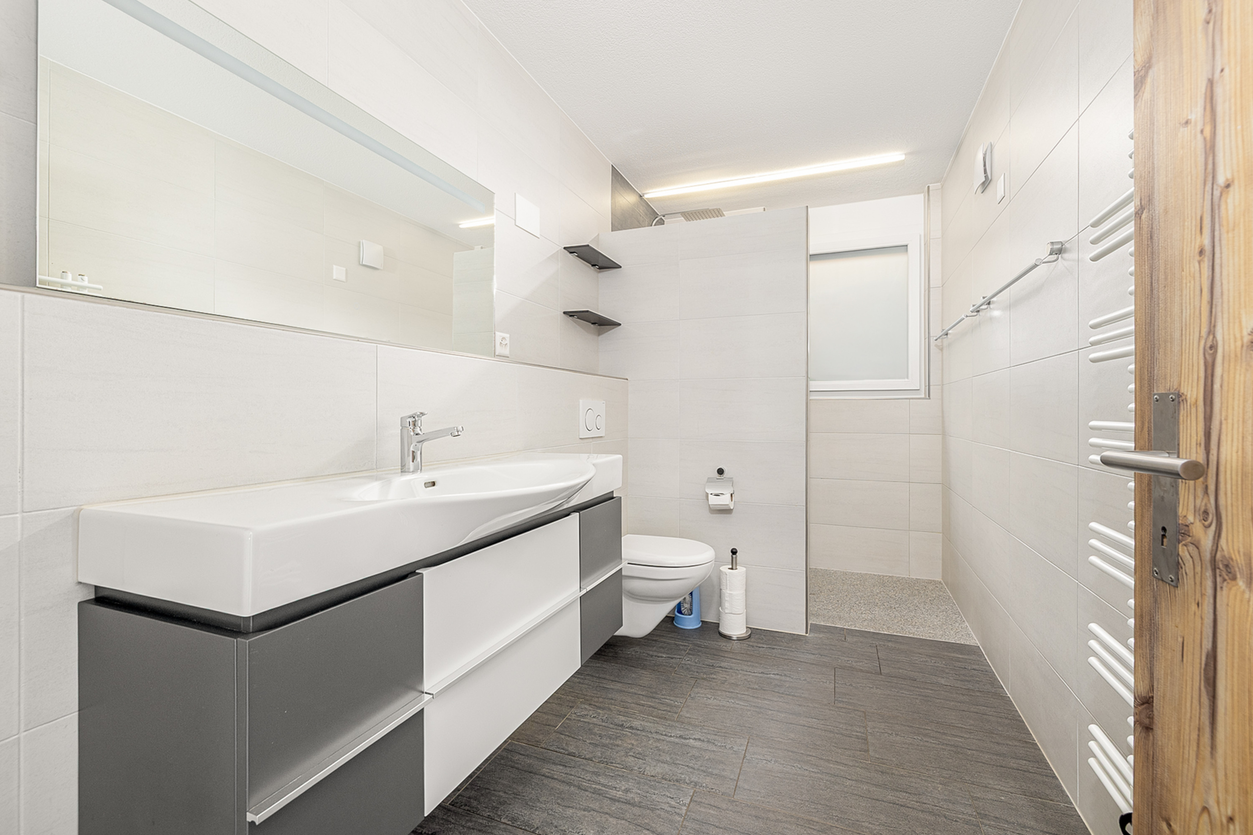 Modernes Badezimmer mit Wand-WC und Waschtisch