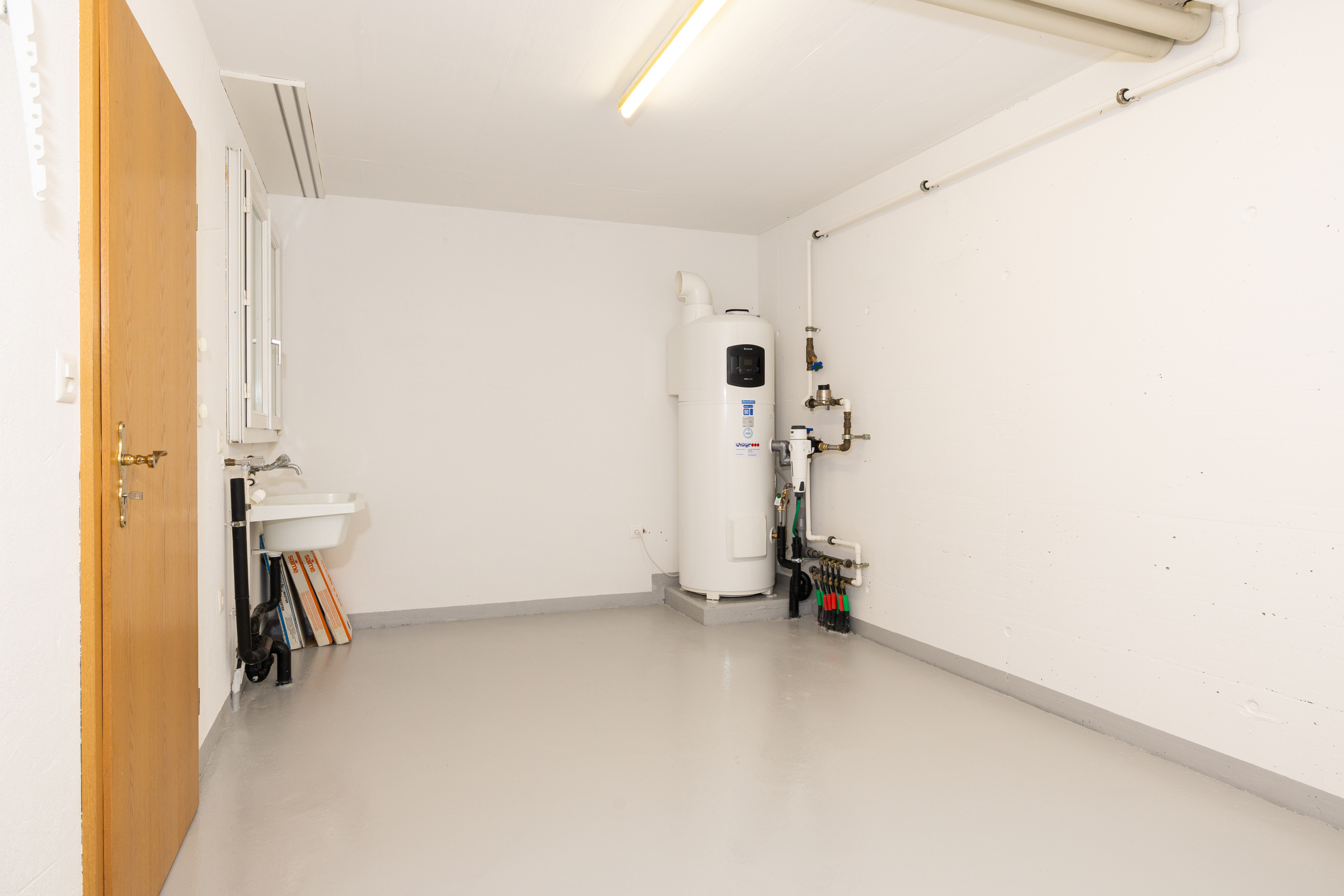Technikraum mit Warmwasserspeicher
