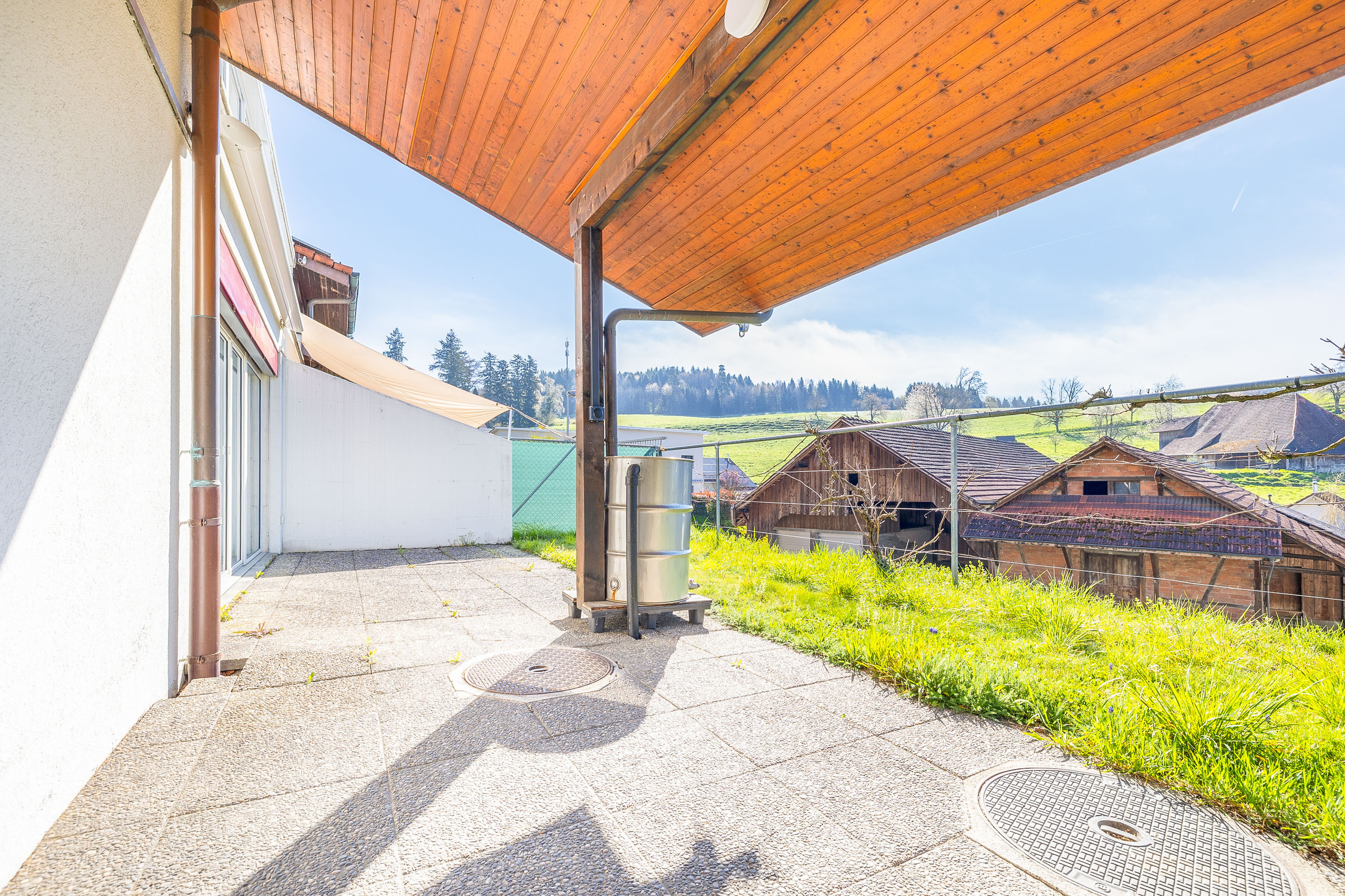 Überdachte Terrasse mit Talblick