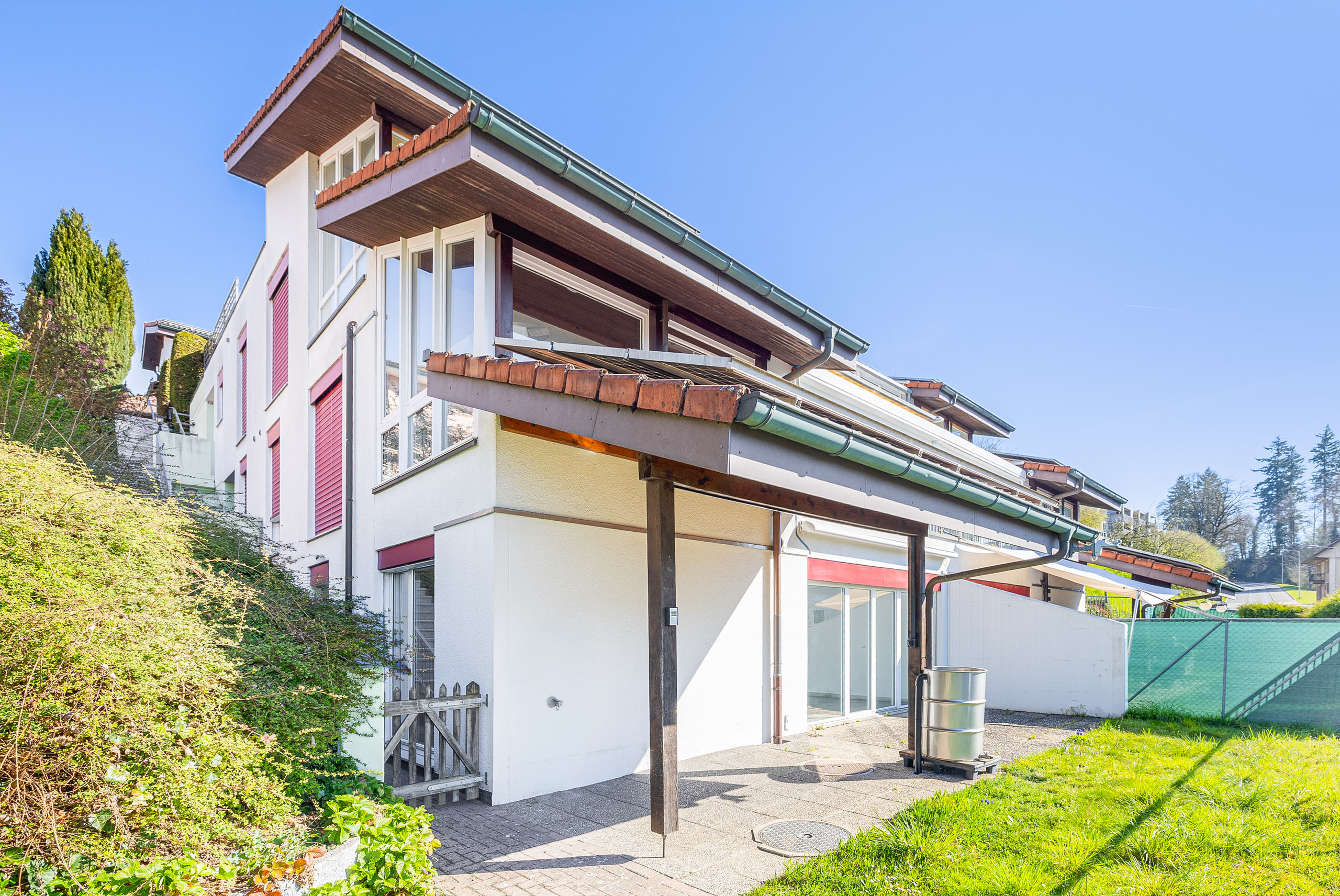 Außenansicht eines modernen Wohnhauses mit terrassierten Dachflächen