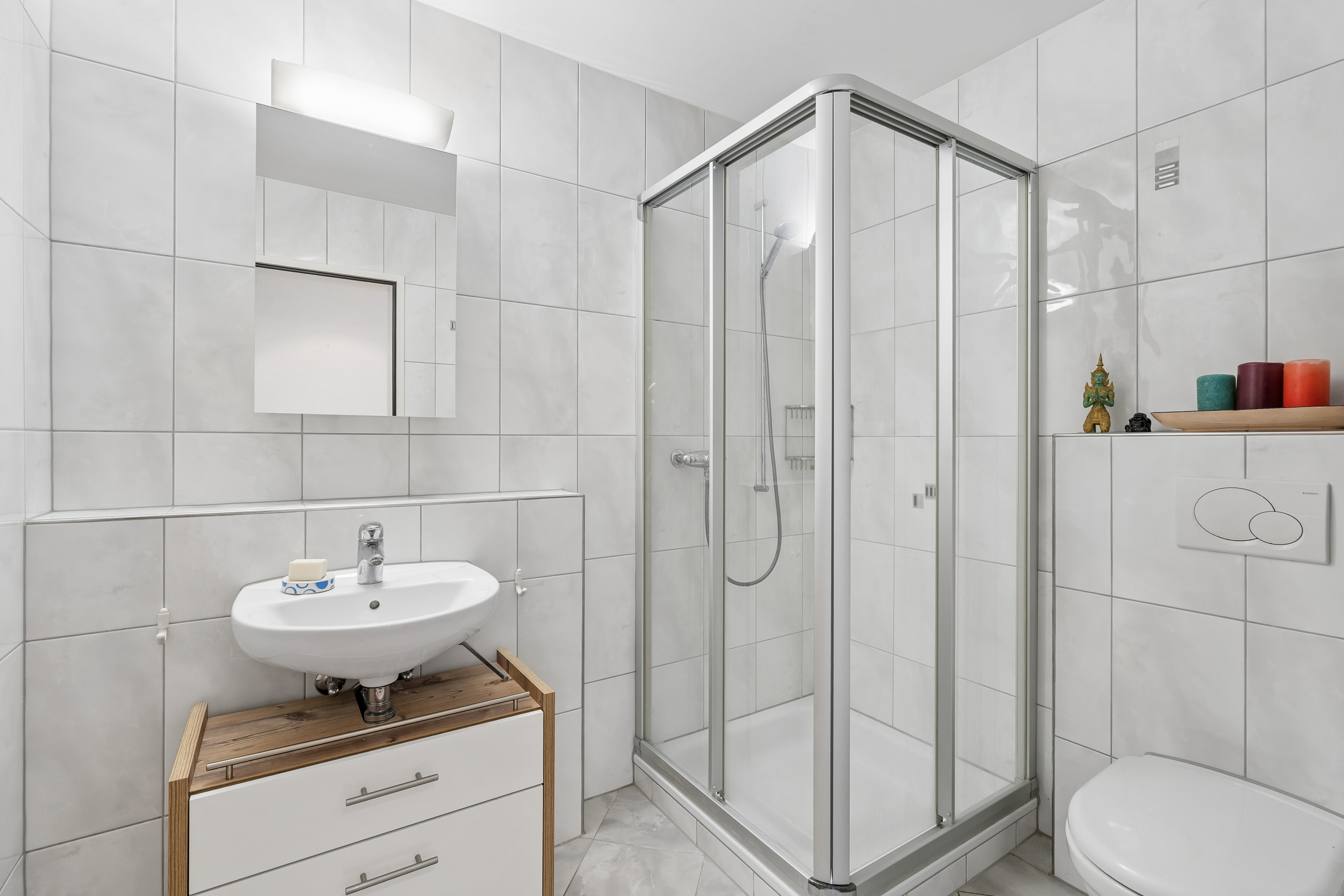Modernes Badezimmer mit Dusche und Waschplatz