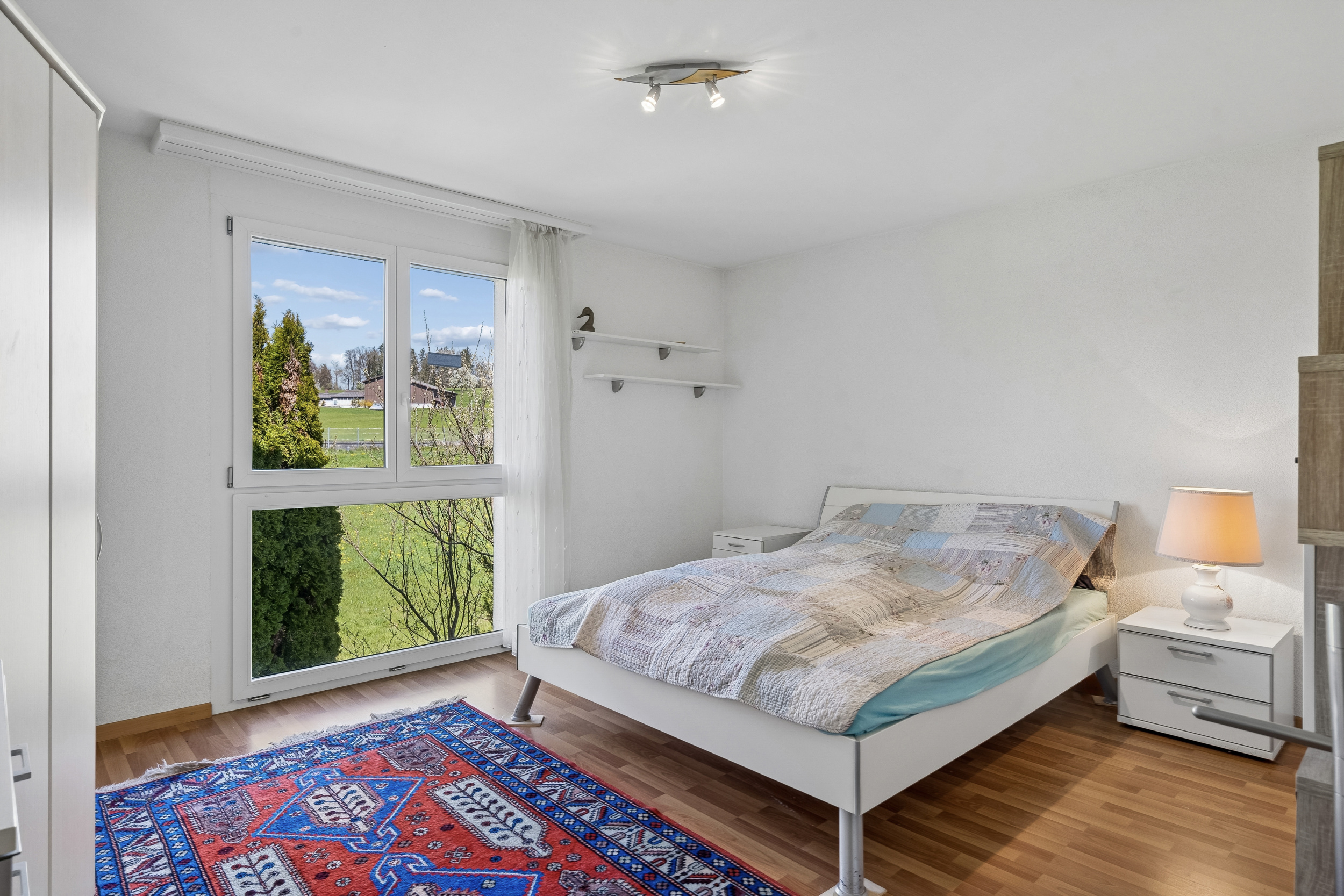 Helles Schlafzimmer mit Blick ins Grüne