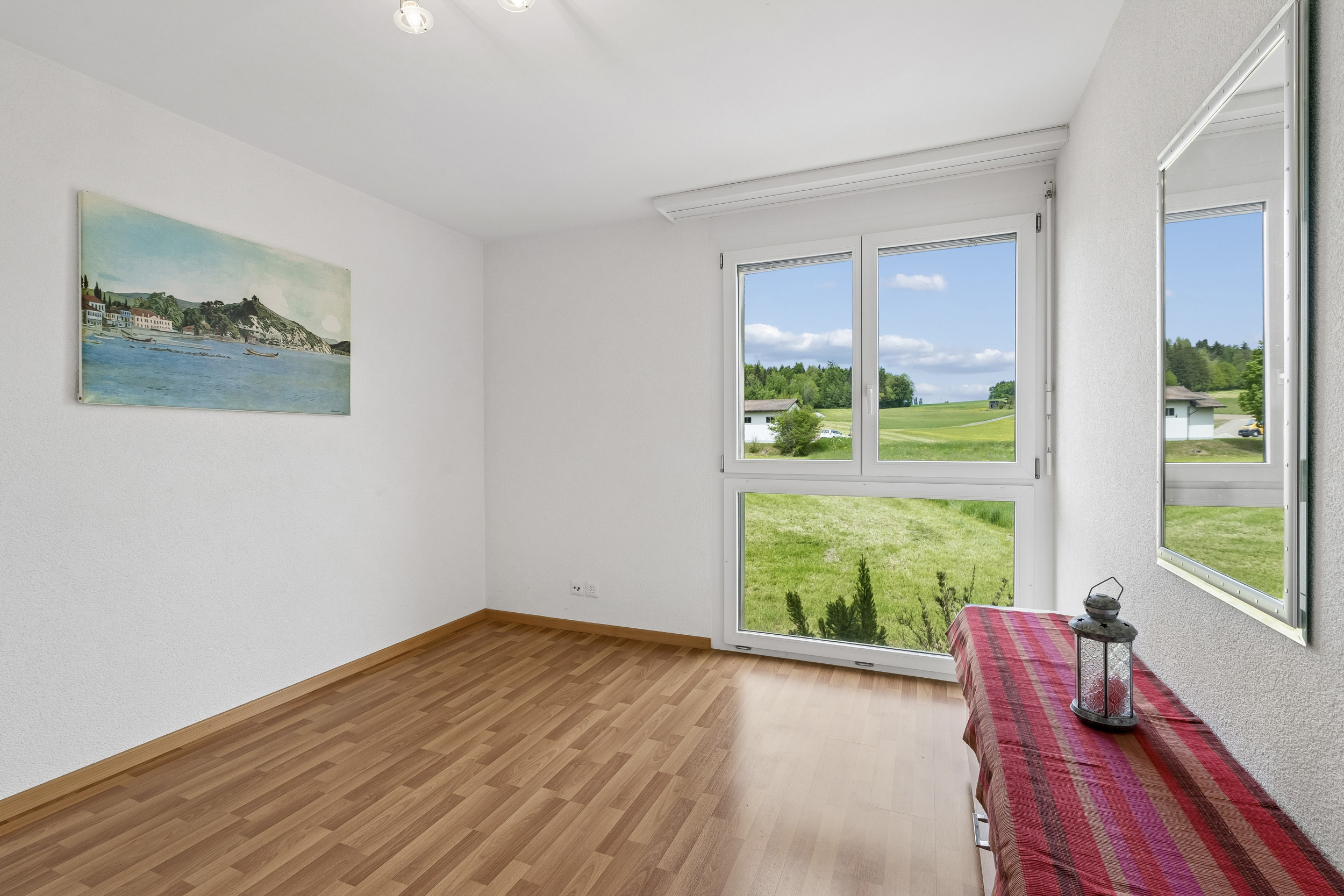 Helles, schlichtes Zimmer mit Blick ins Grüne