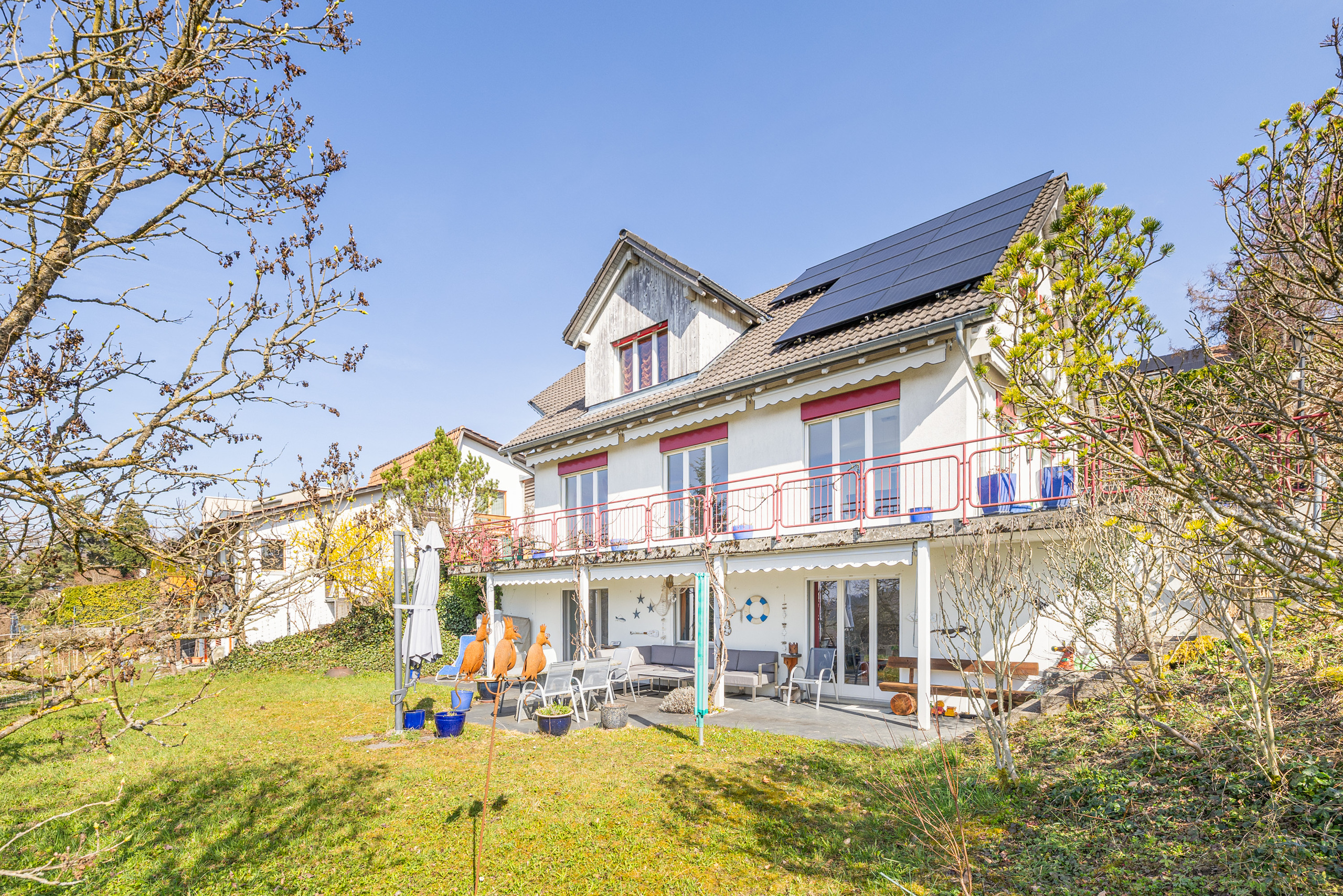 Solarbetriebenes Einfamilienhaus mit Garten und Terrasse