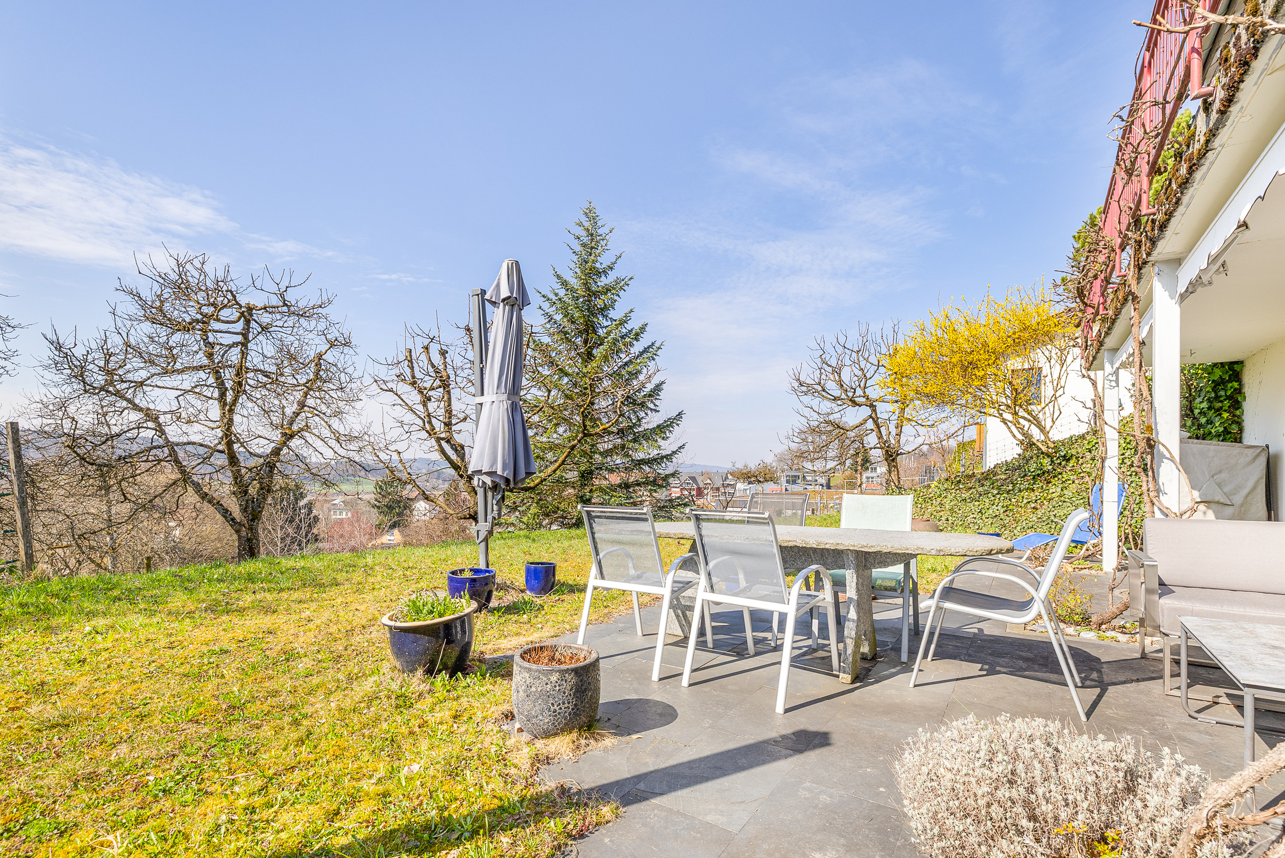 Terrasse mit Gartenblick