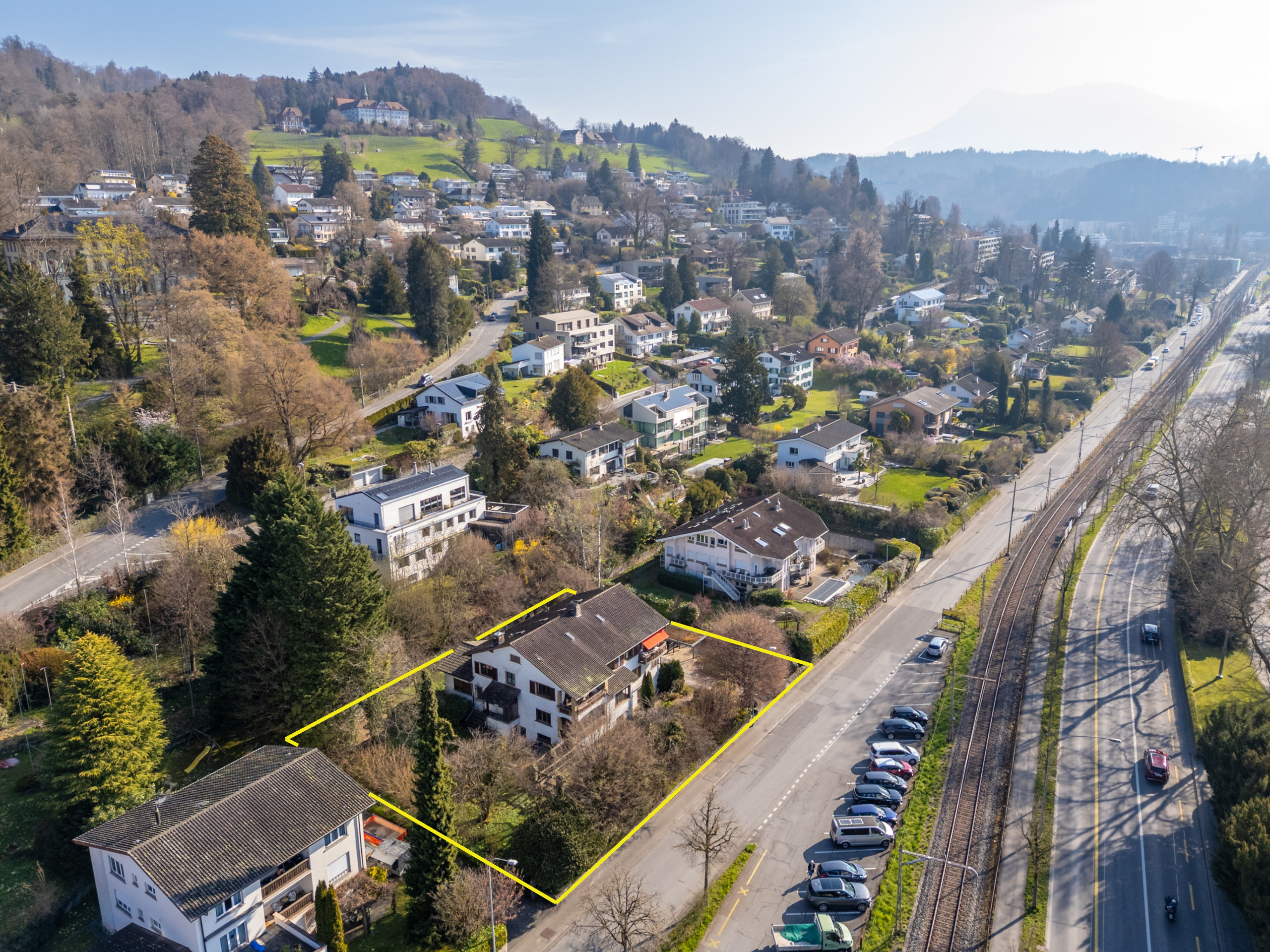 Luftaufnahme eines Wohnquartiers mit markiertem Grundstück