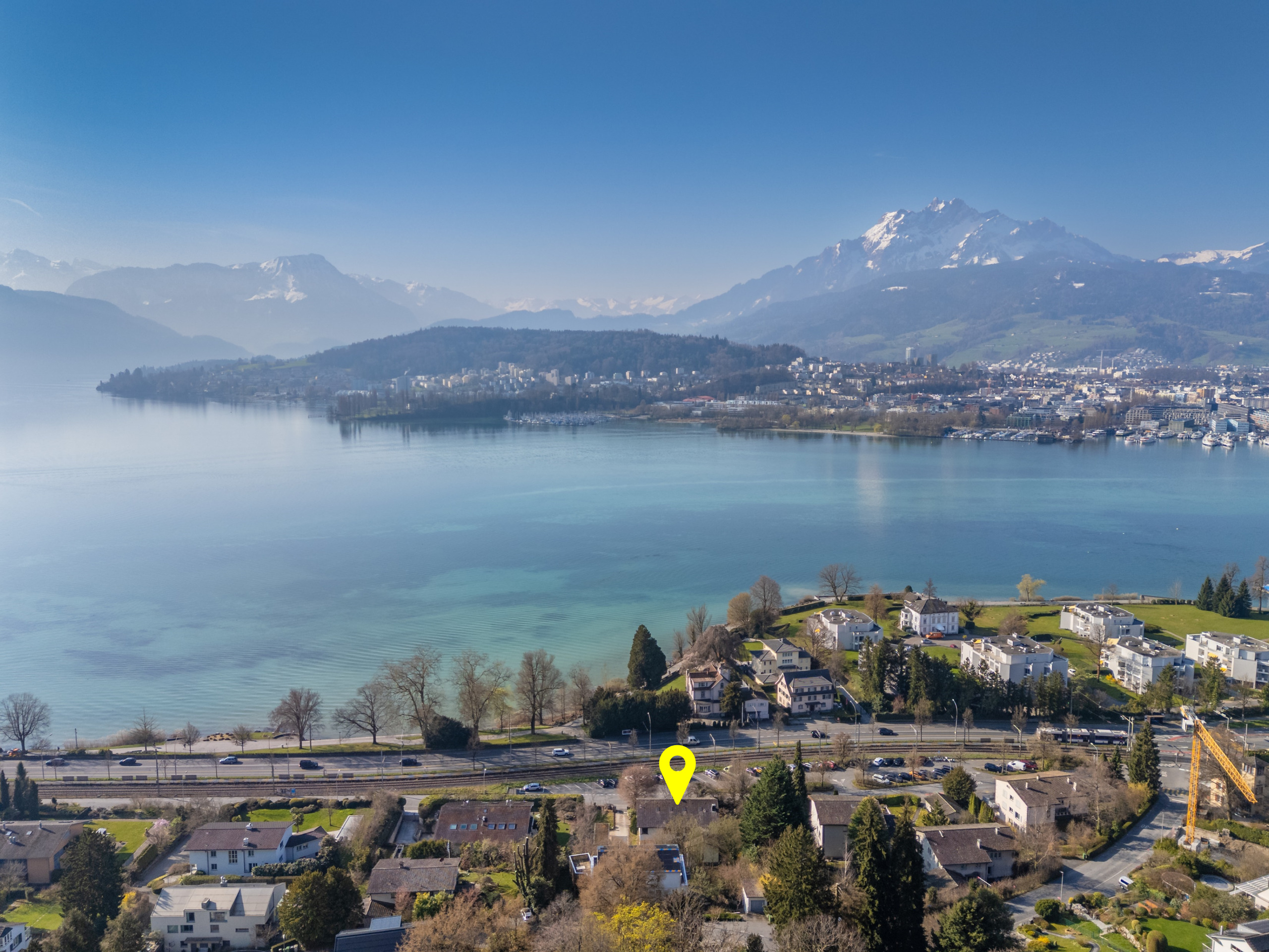 Luftaufnahme einer Seelandschaft mit Bergen