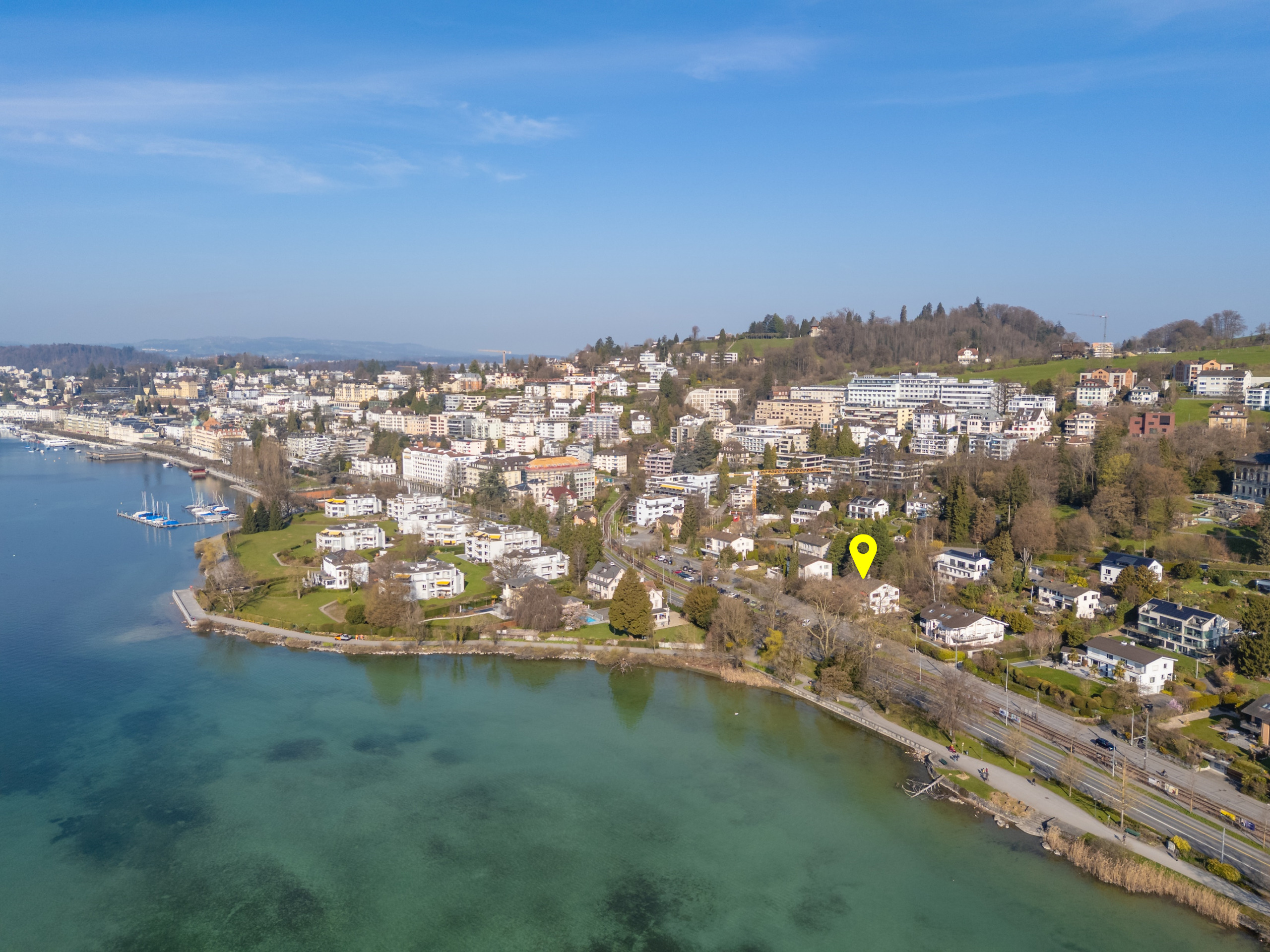 Luftaufnahme einer Uferstadt mit See und Wohngebiet
