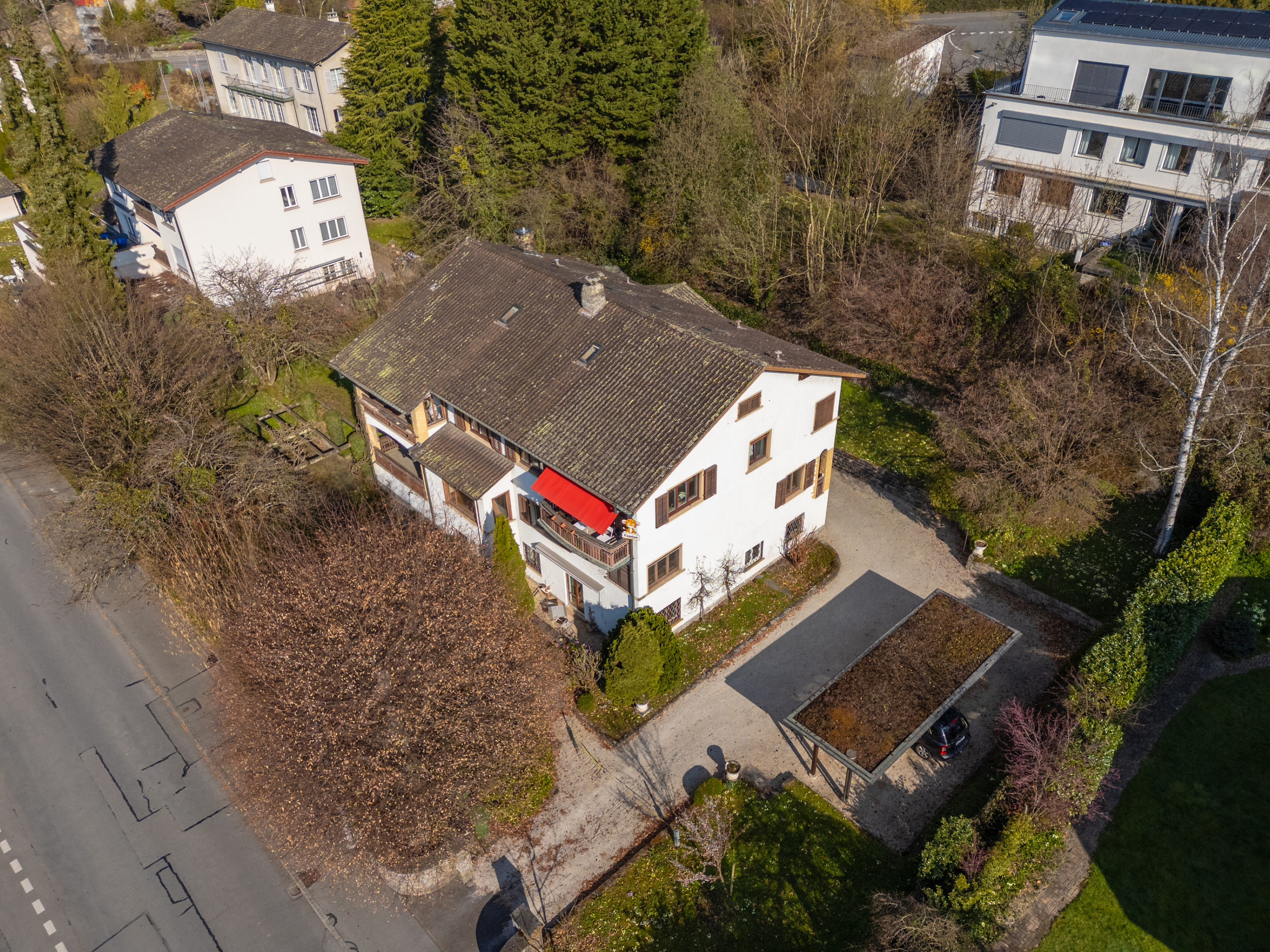 Luftaufnahme eines Wohnhauses mit Garten