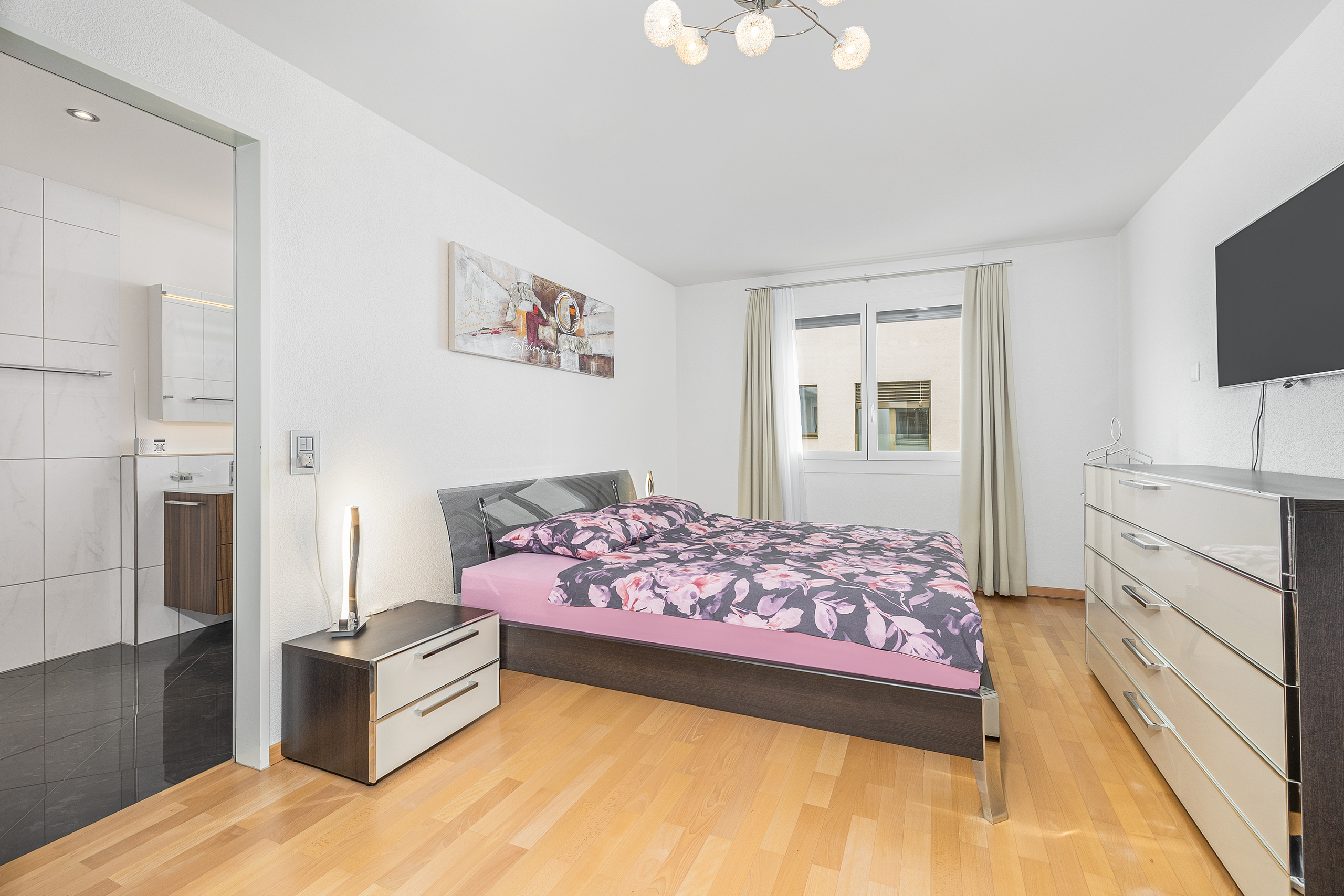 Modernes Schlafzimmer mit Balkonzugang