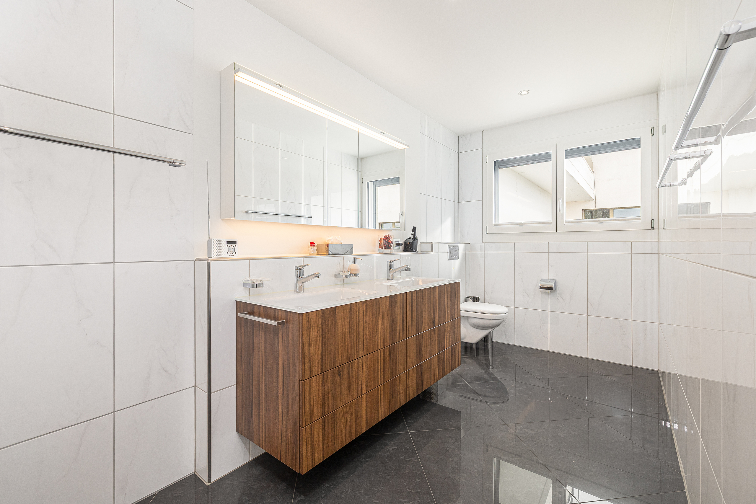 Modernes Badezimmer mit Doppelwaschtisch