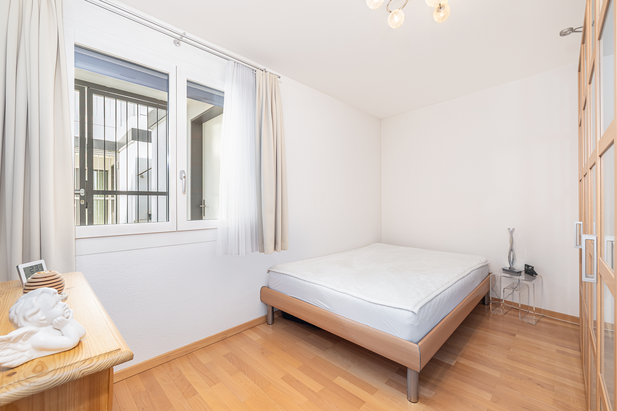 Helles Schlafzimmer mit Holzboden