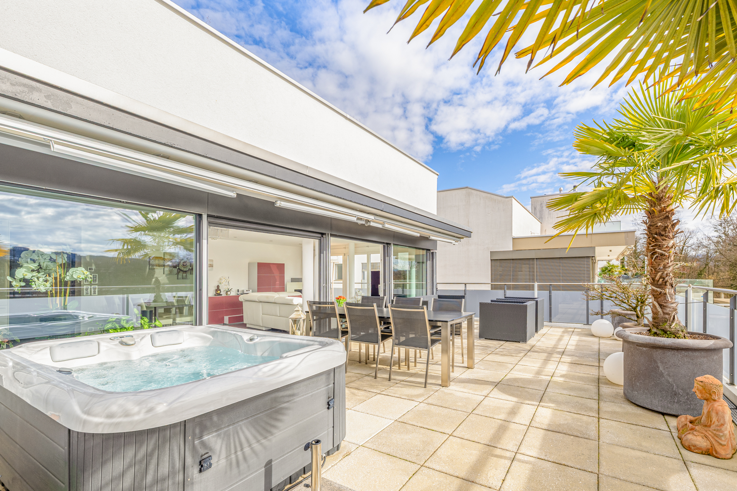 Dachterrasse mit Whirlpool und Sitzbereich