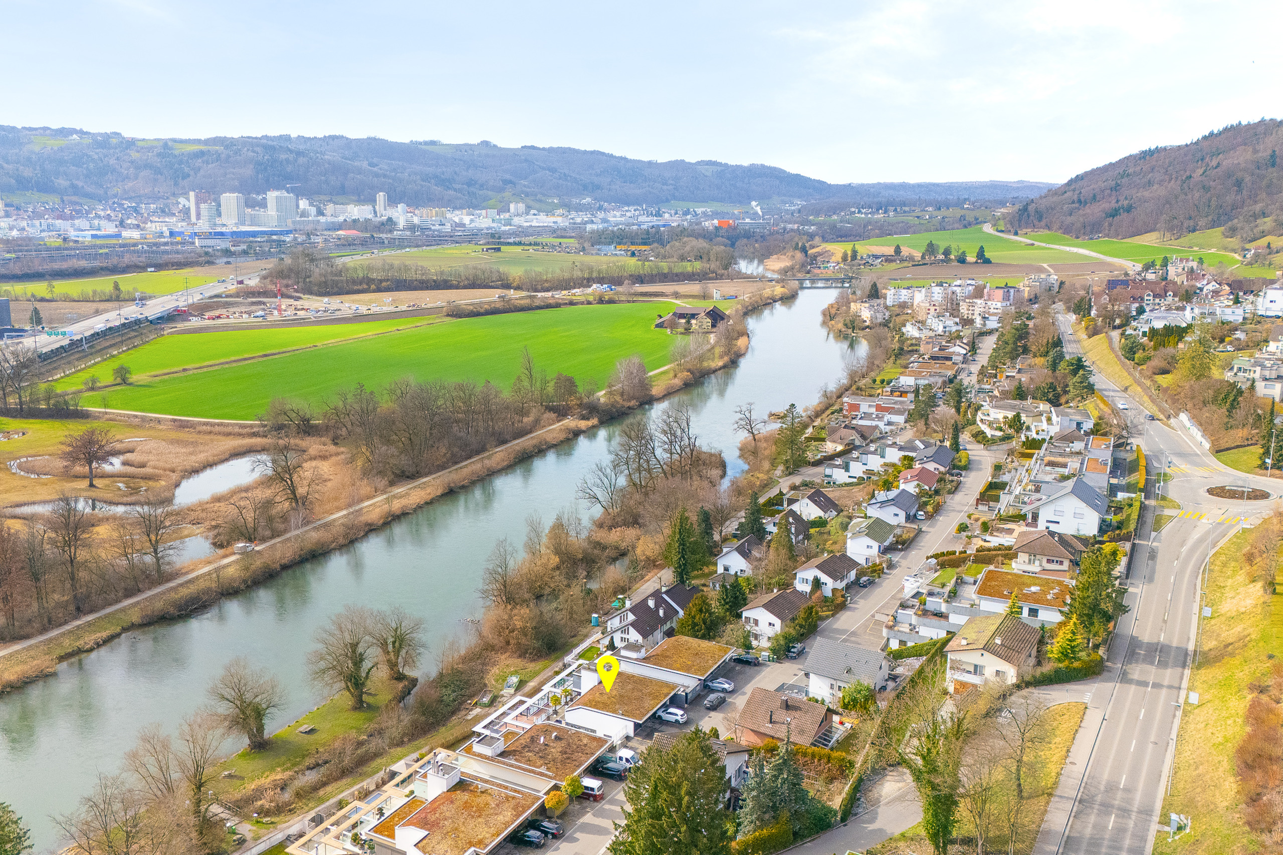 Luftaufnahme eines Wohngebiets am Fluss