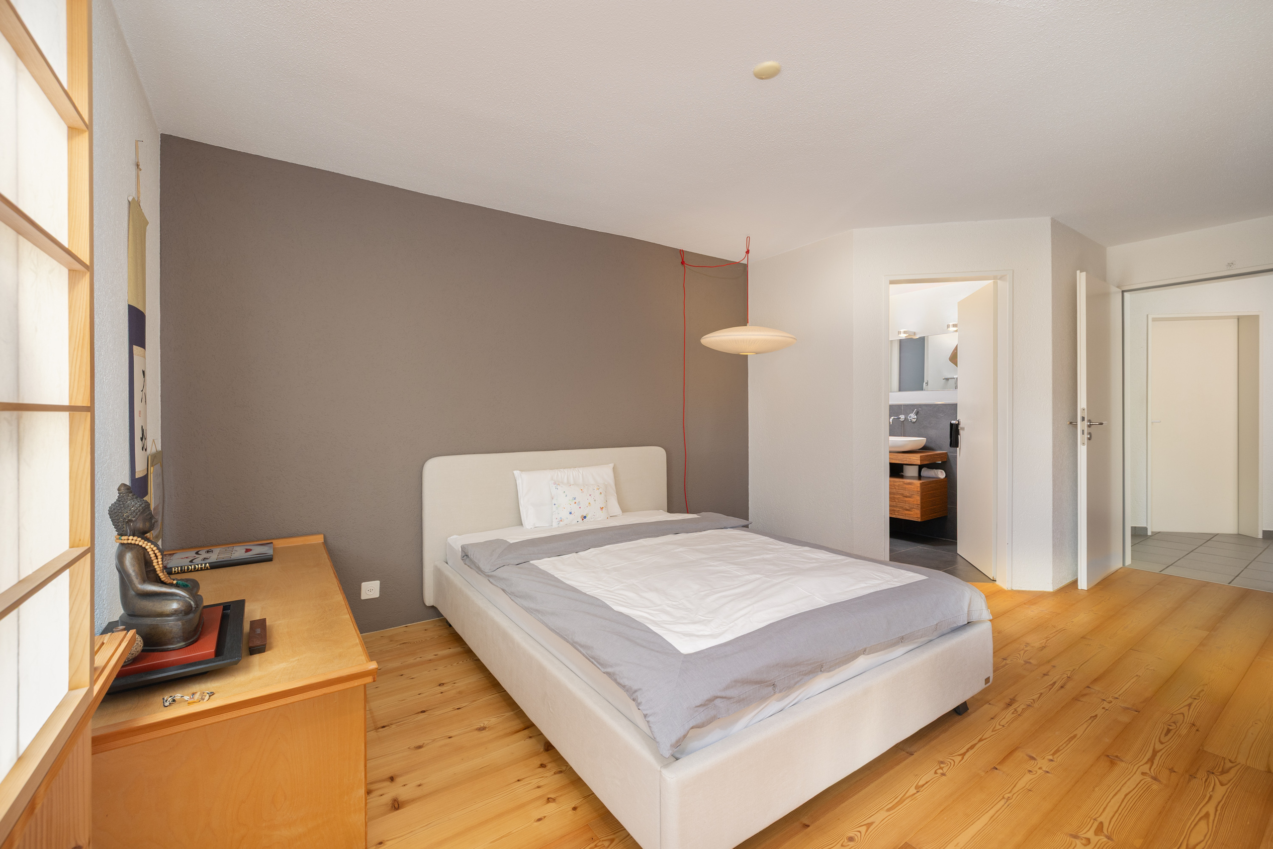 Modernes Schlafzimmer mit angrenzendem Badzugang