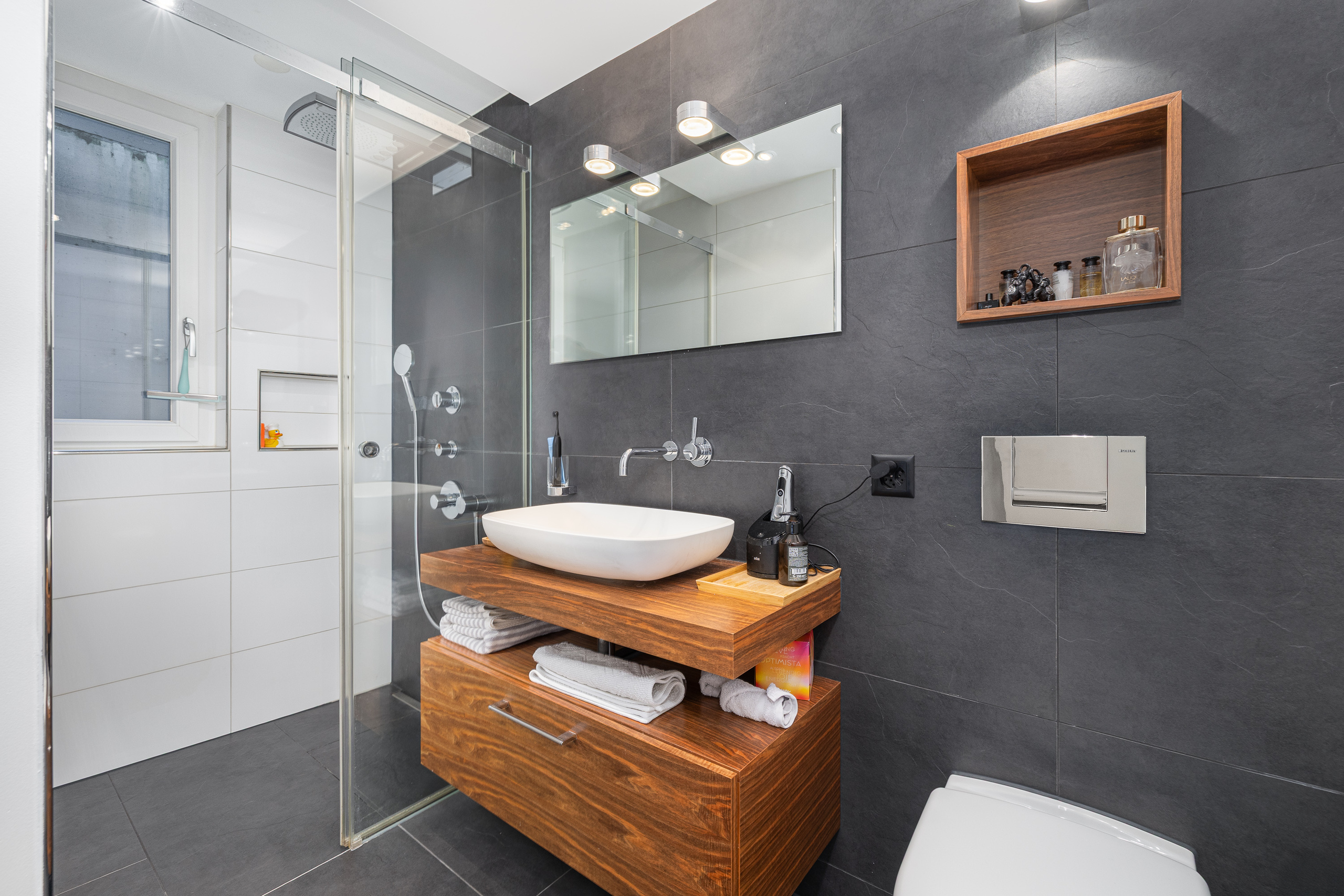 Modernes Badezimmer mit Dusche und Waschtisch