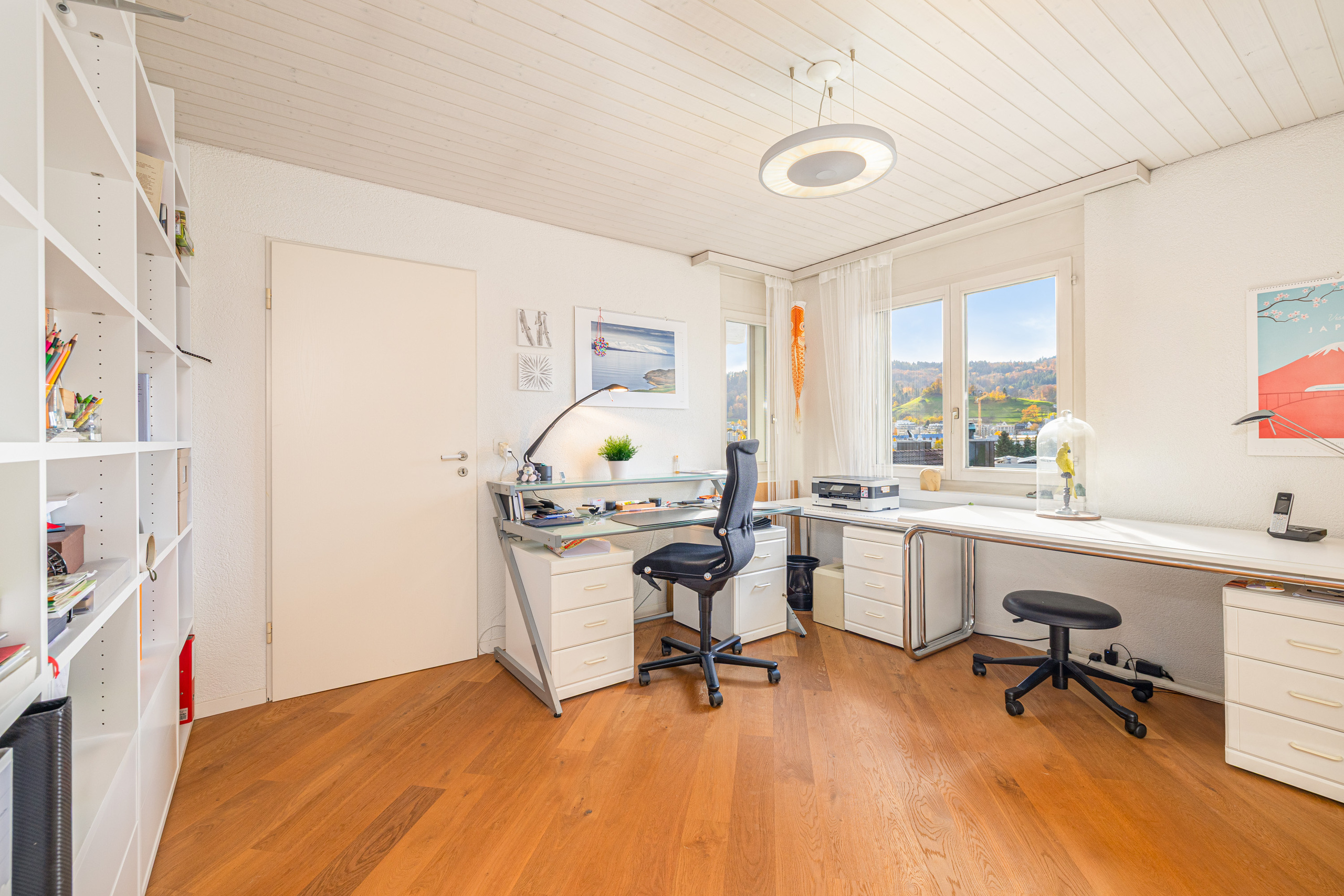 Helles Arbeitszimmer mit Blick ins Grüne