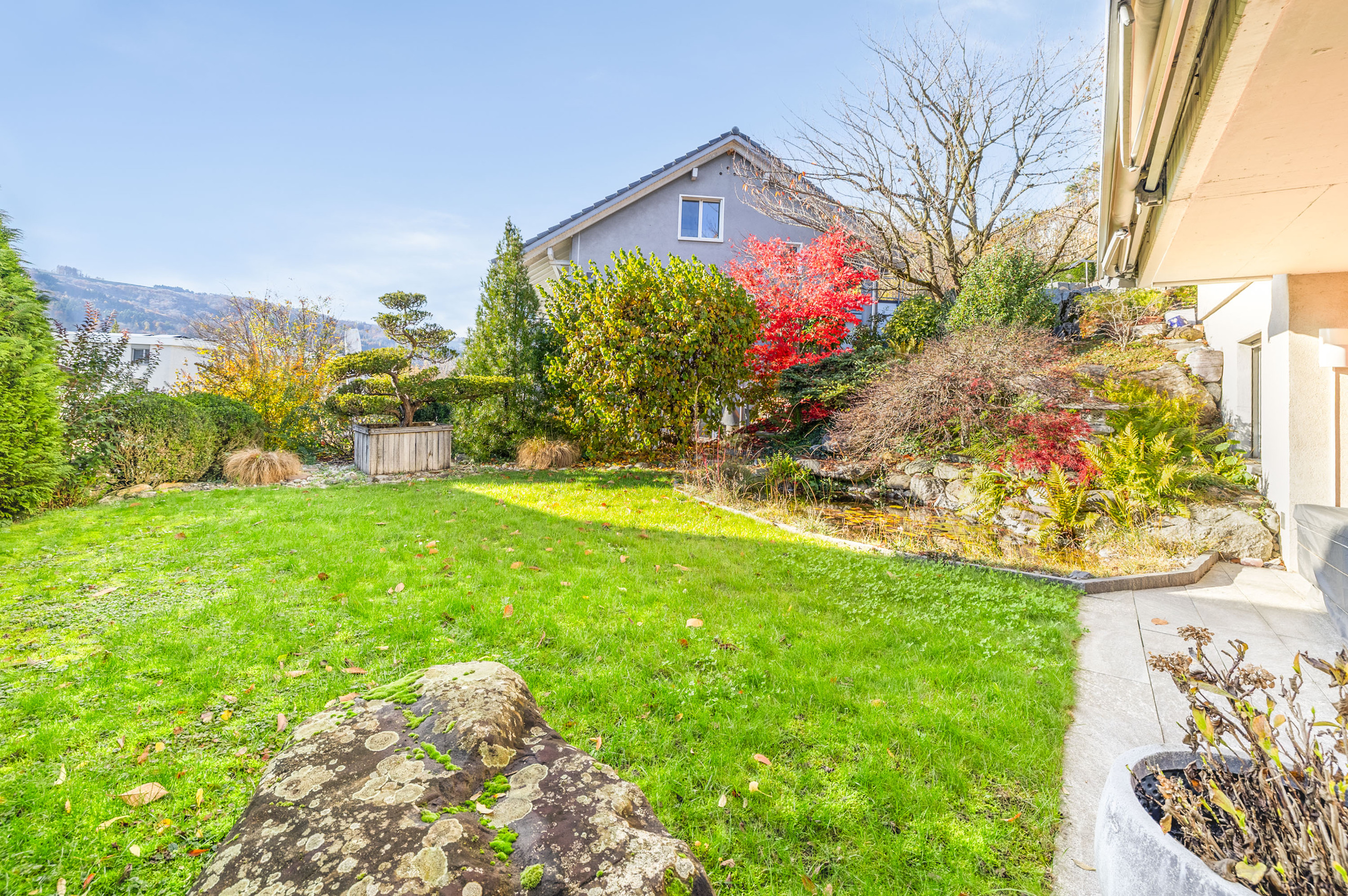 Großer gepflegter Garten mit Wohnhaus