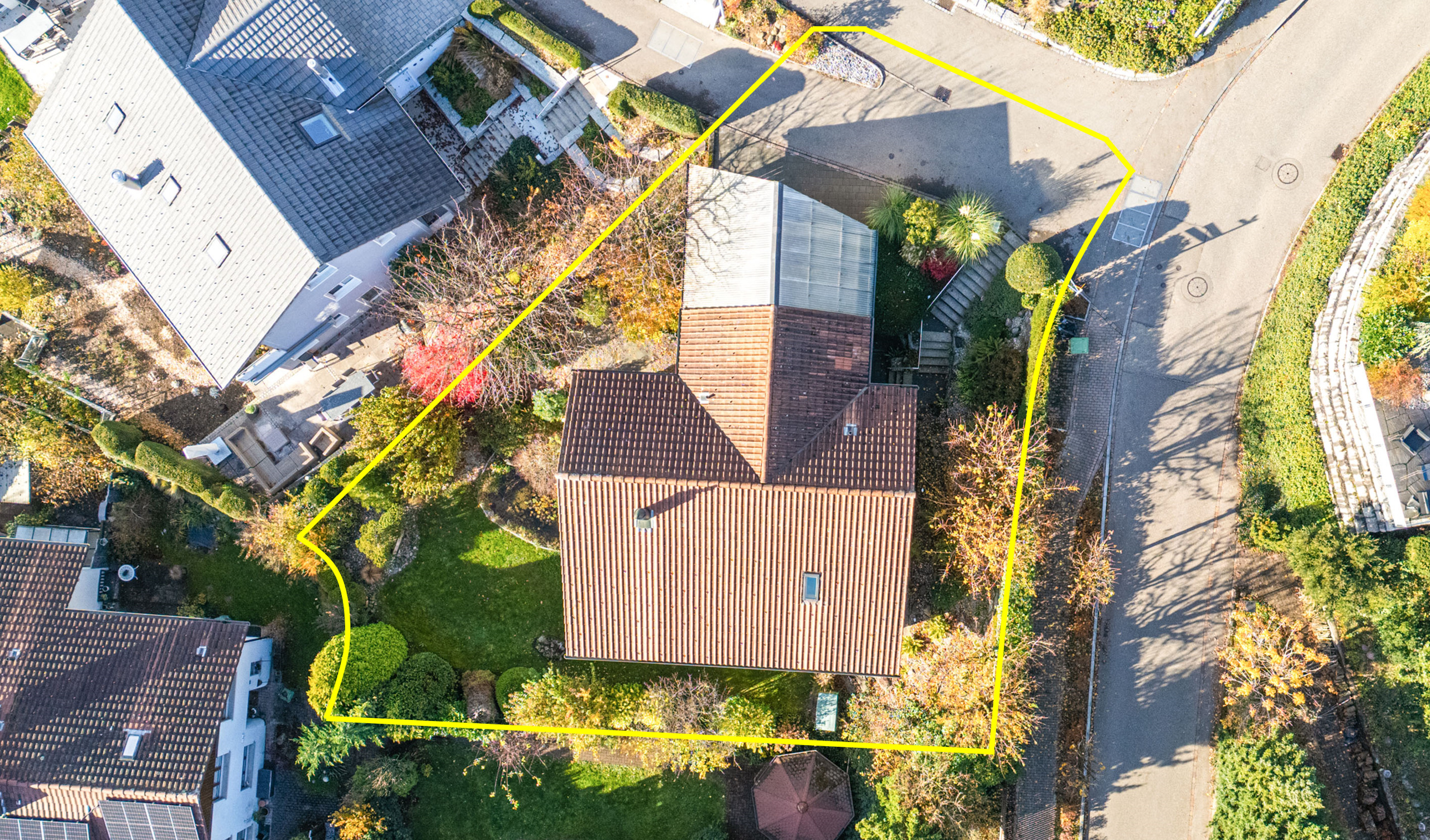 Luftaufnahme eines Einfamilienhauses mit Garten