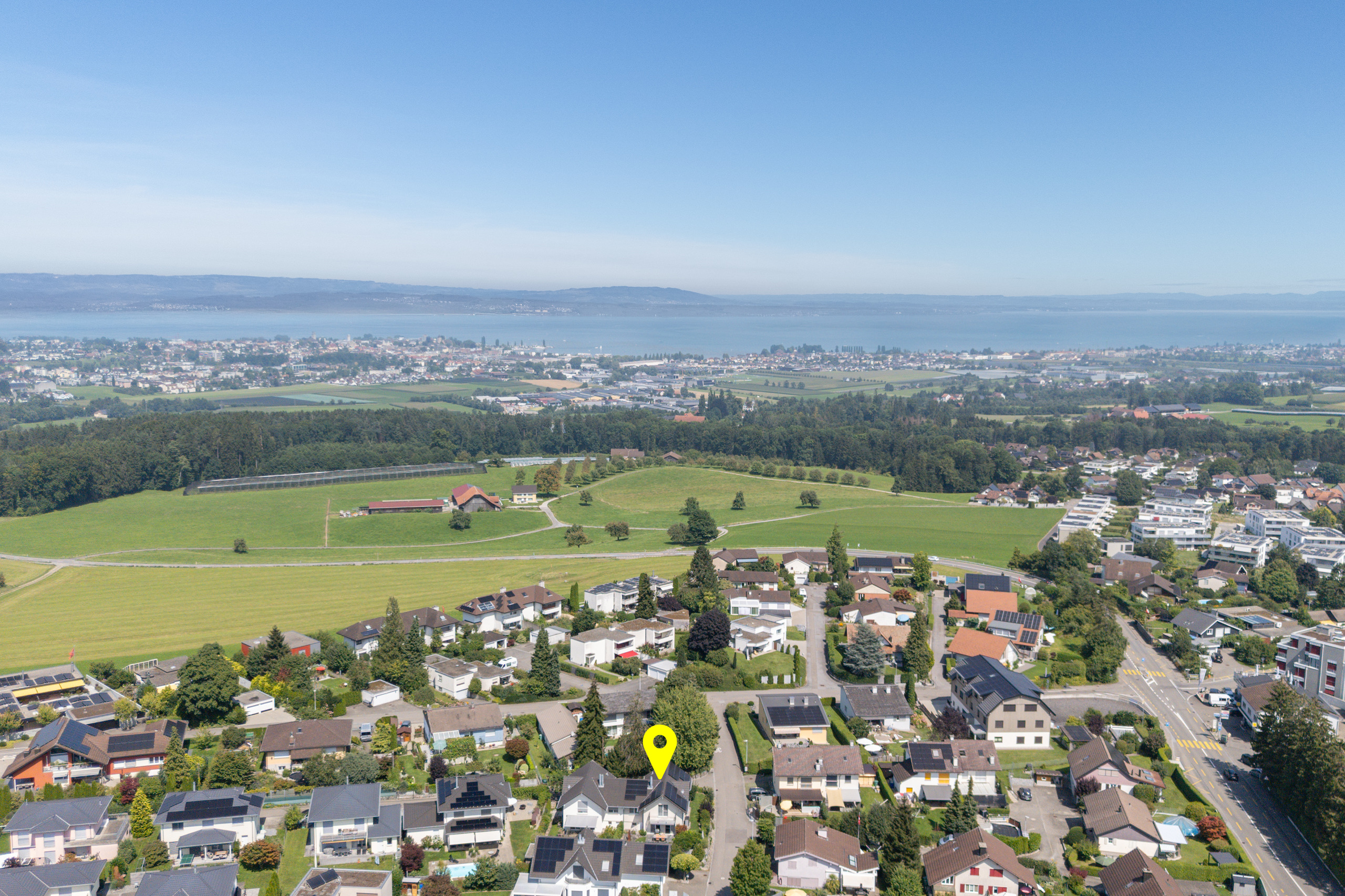 Luftaufnahme einer Wohnsiedlung mit Seeblick