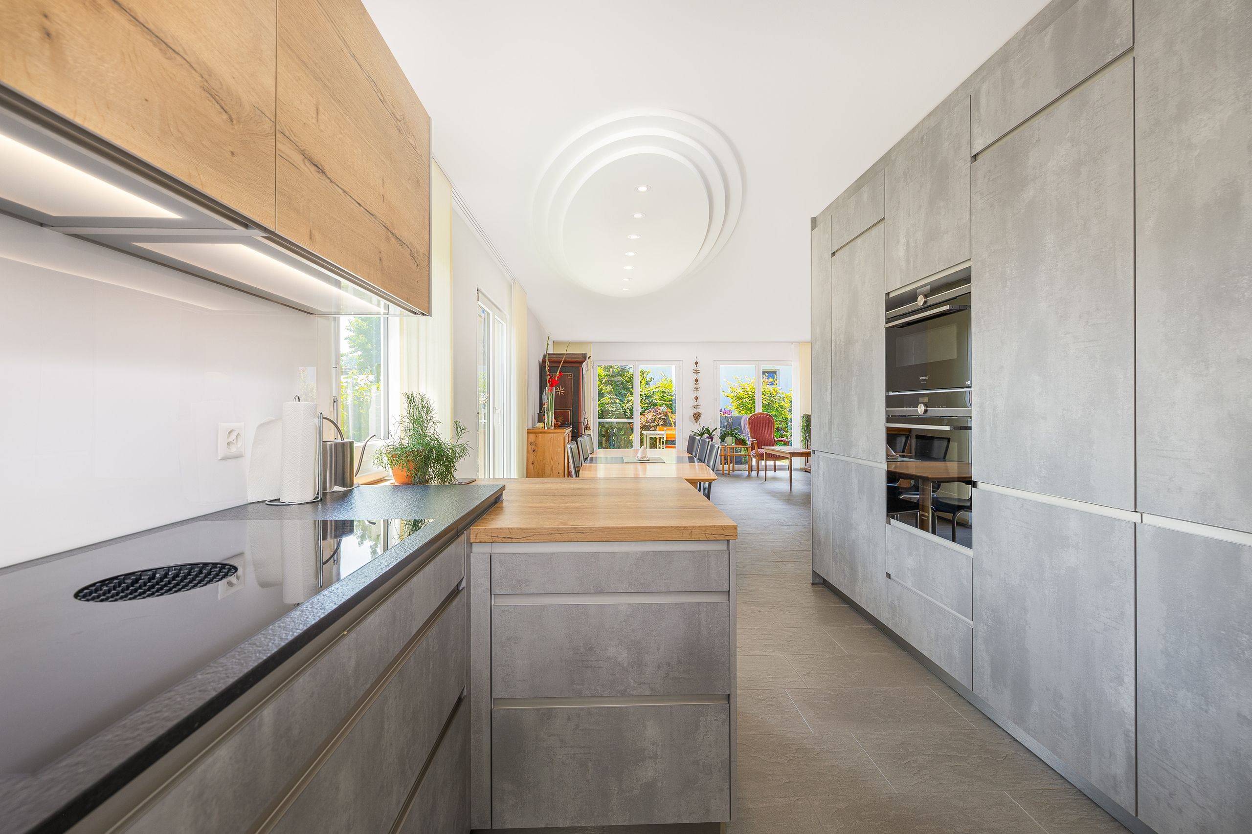 Moderne Wohnküche mit Blick in den Essbereich