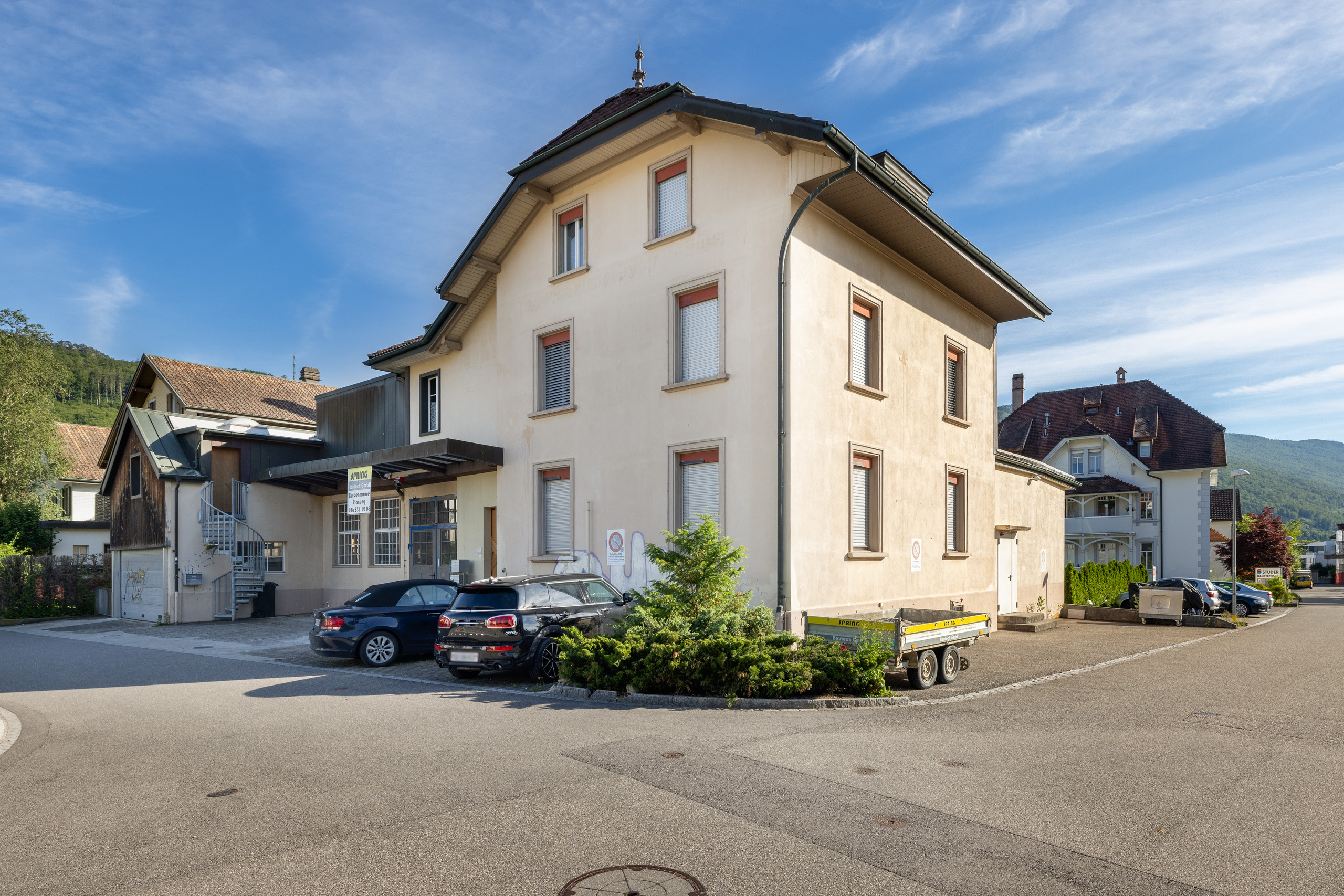 Gewerbe-/Wohngebäude an einer Straße