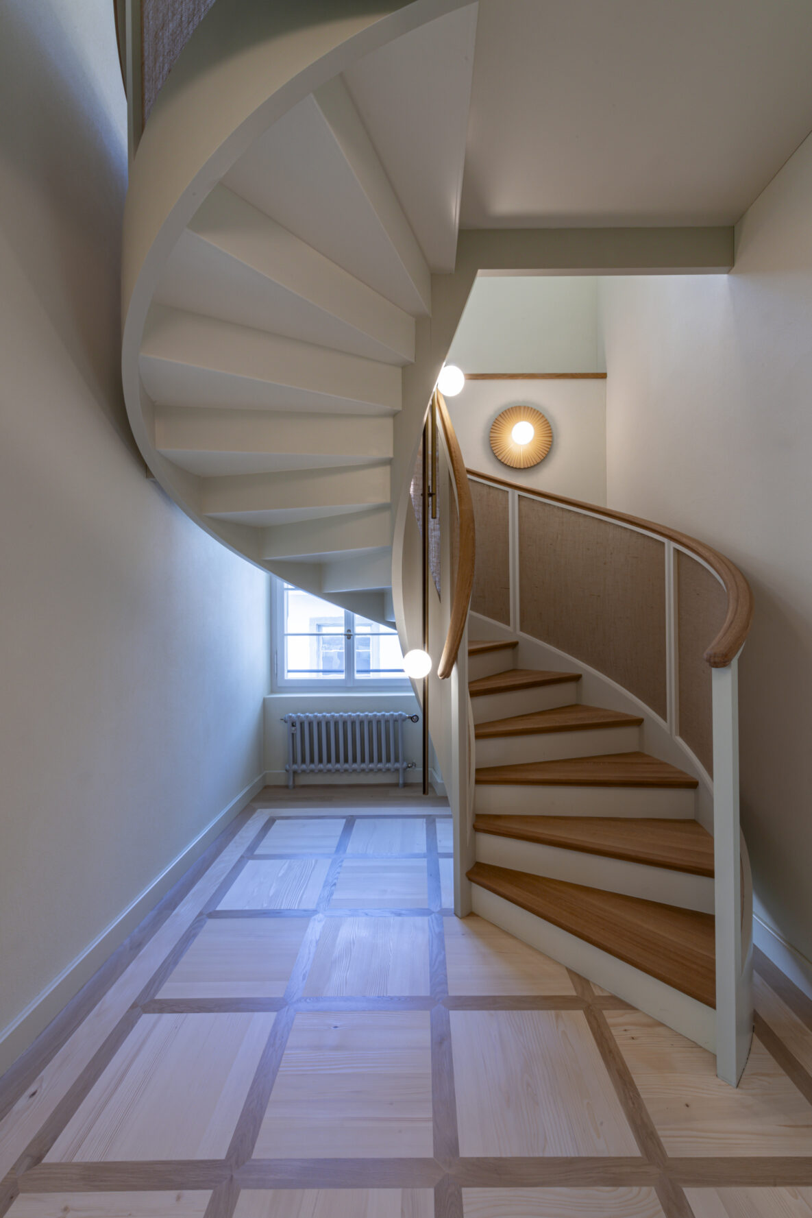 Treppenhaus mit gewendelter Holztreppe