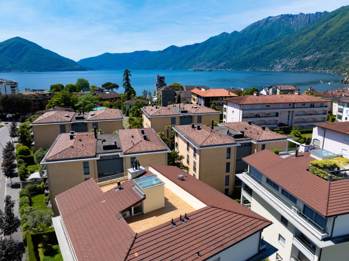 Luftaufnahme von Wohngebäuden am See