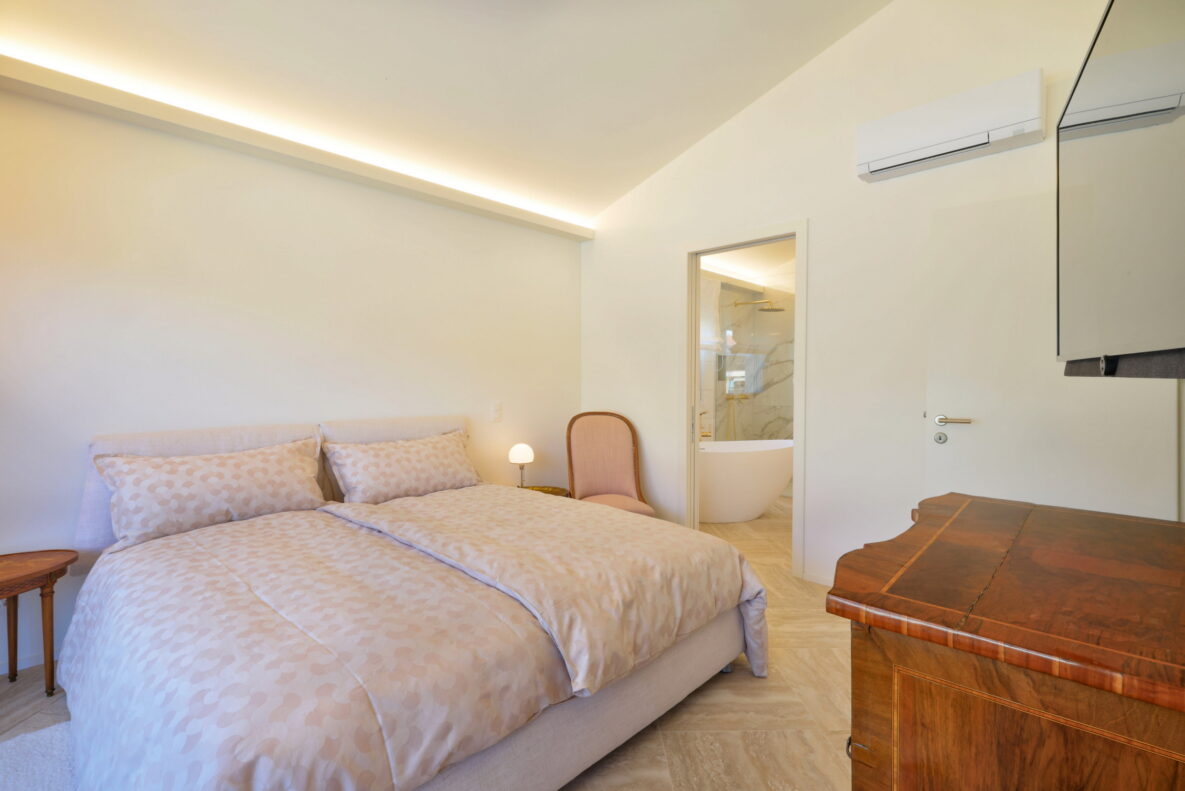 Helles Schlafzimmer mit Badzugang